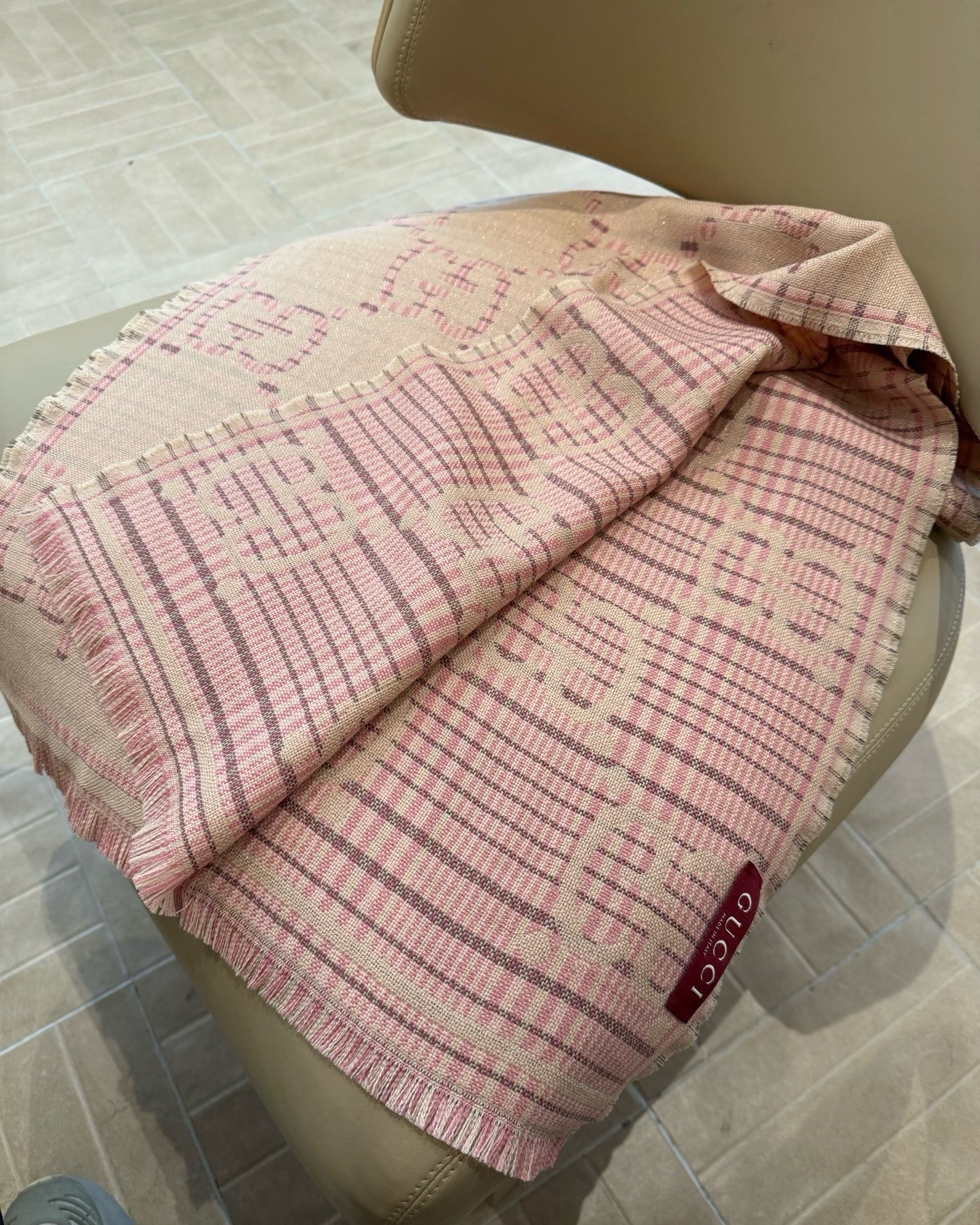 P高版本最新色出货啦🥰🥰G家风格字母面料：羊毛，尺寸：47*180羊毛真丝围巾，装饰超大造型设计GG图案