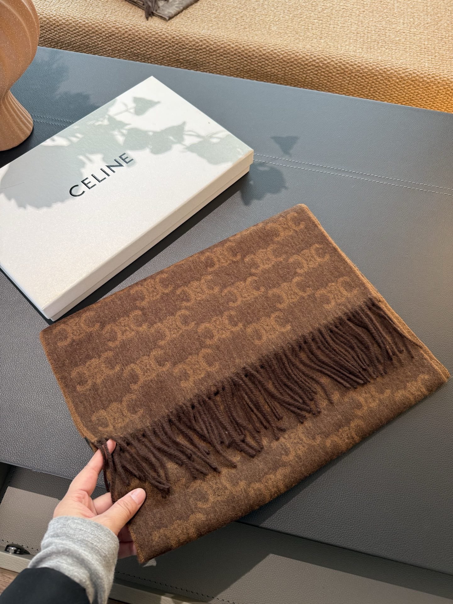 Celine 羊绒的质地戴起来软乎乎超舒服 双面明暗对比色 围起来不会那么单调 冬秋季必入款材料 亲肤柔软