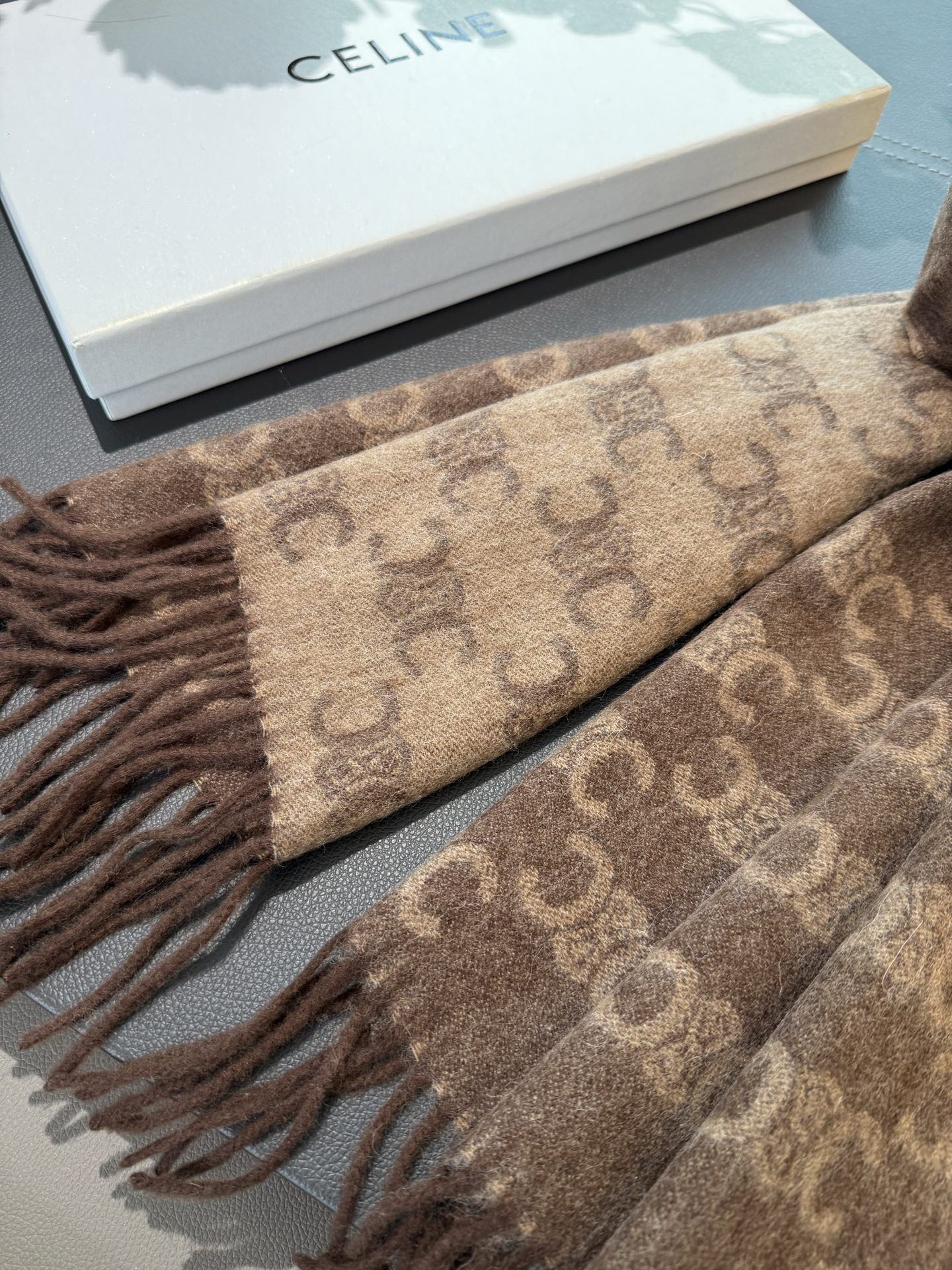 Celine 羊绒的质地戴起来软乎乎超舒服 双面明暗对比色 围起来不会那么单调 冬秋季必入款材料 亲肤柔软