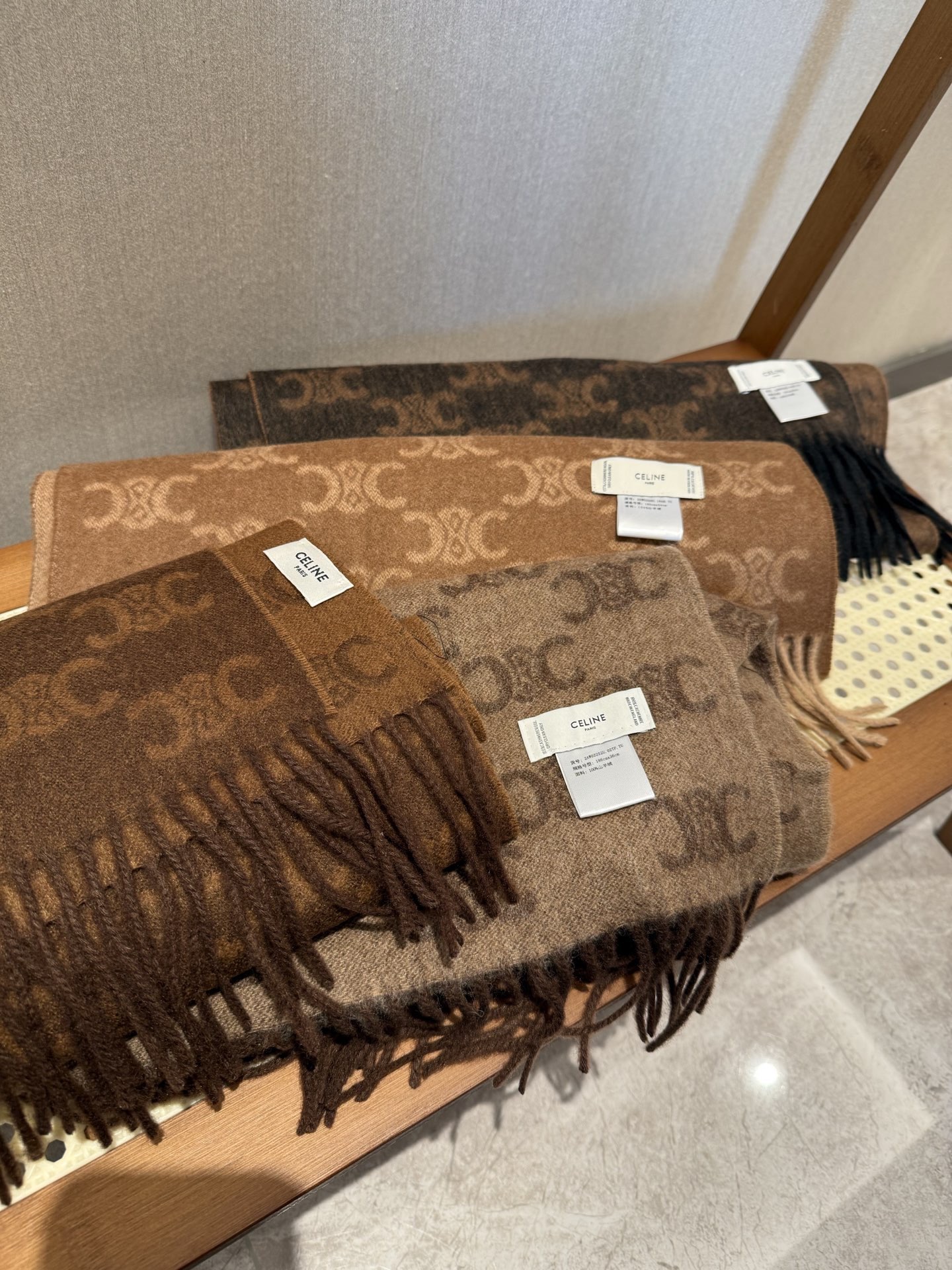 Celine 羊绒的质地戴起来软乎乎超舒服 双面明暗对比色 围起来不会那么单调 冬秋季必入款材料 亲肤柔软