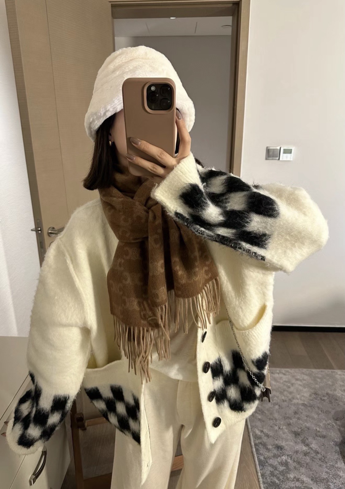 Celine 羊绒的质地戴起来软乎乎超舒服 双面明暗对比色 围起来不会那么单调 冬秋季必入款材料 亲肤柔软