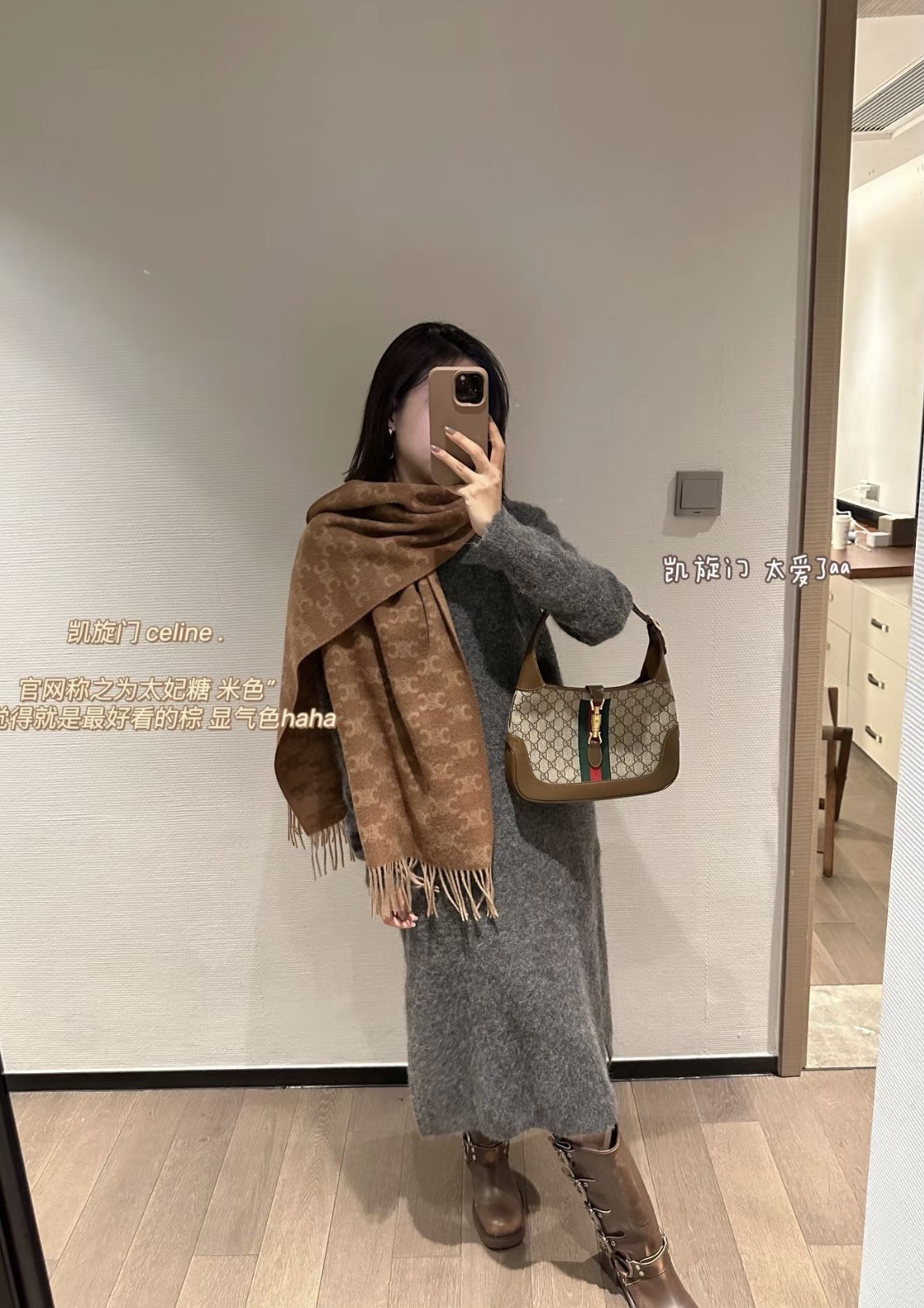 Celine 羊绒的质地戴起来软乎乎超舒服 双面明暗对比色 围起来不会那么单调 冬秋季必入款材料 亲肤柔软