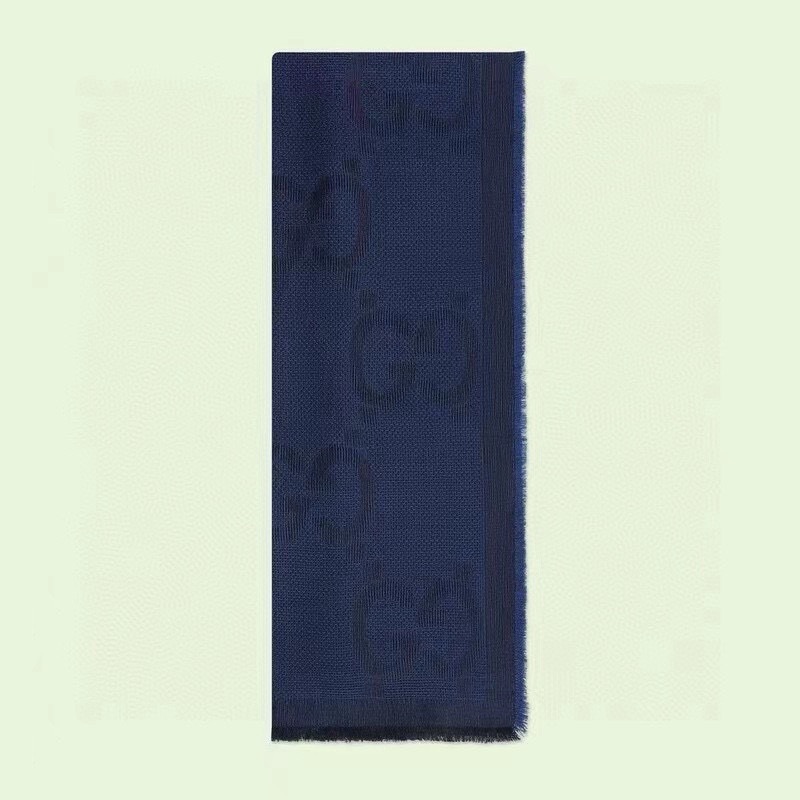 PGucci 商品细节品牌标志性元素不断推出妙趣横生的设计，以现代手法令经典单品呈现出时光沉淀的优雅美感