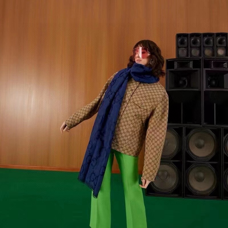 PGucci 商品细节品牌标志性元素不断推出妙趣横生的设计，以现代手法令经典单品呈现出时光沉淀的优雅美感