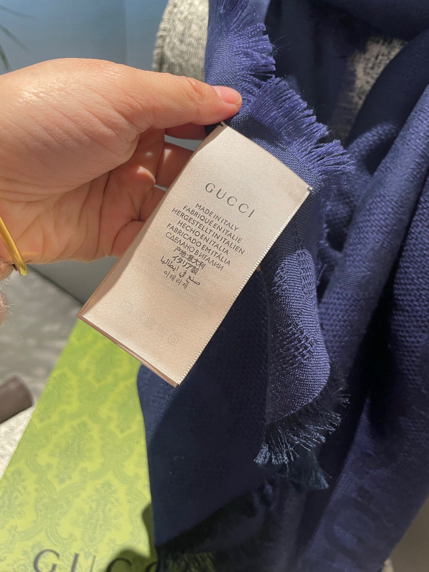 PGucci 商品细节品牌标志性元素不断推出妙趣横生的设计，以现代手法令经典单品呈现出时光沉淀的优雅美感