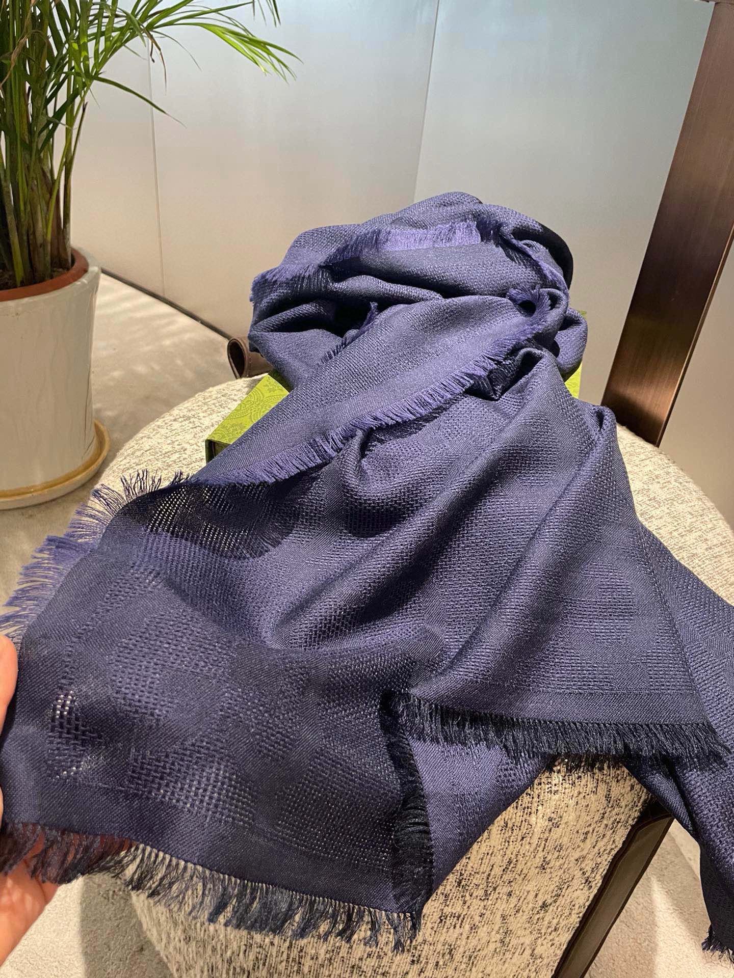 PGucci 商品细节品牌标志性元素不断推出妙趣横生的设计，以现代手法令经典单品呈现出时光沉淀的优雅美感