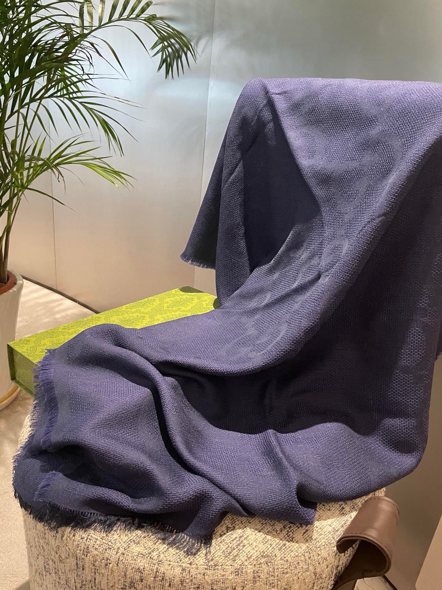 PGucci 商品细节品牌标志性元素不断推出妙趣横生的设计，以现代手法令经典单品呈现出时光沉淀的优雅美感