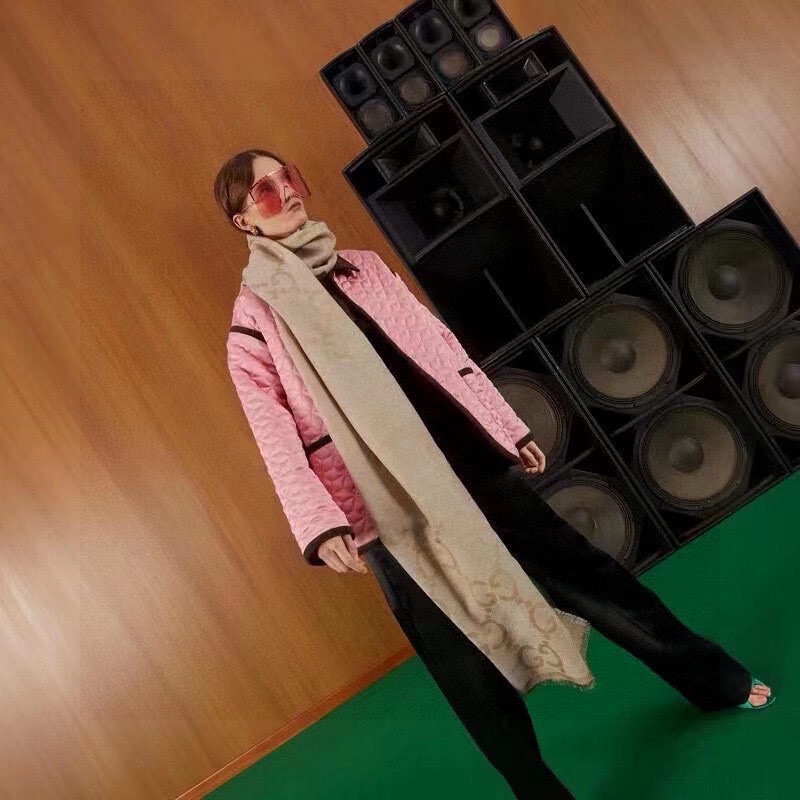 PGucci 商品细节品牌标志性元素不断推出妙趣横生的设计，以现代手法令经典单品呈现出时光沉淀的优雅美感