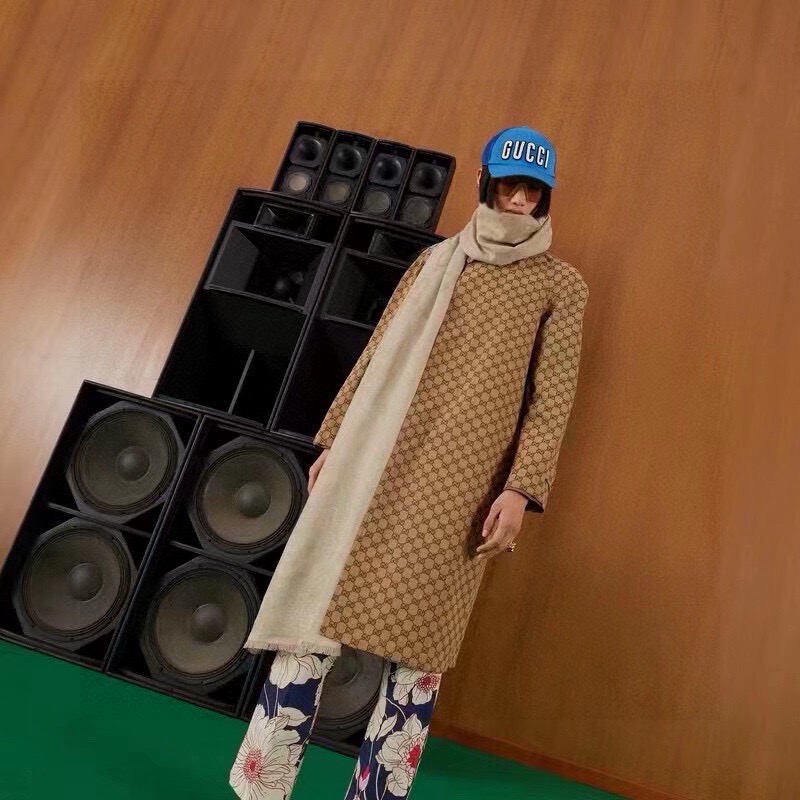 PGucci 商品细节品牌标志性元素不断推出妙趣横生的设计，以现代手法令经典单品呈现出时光沉淀的优雅美感