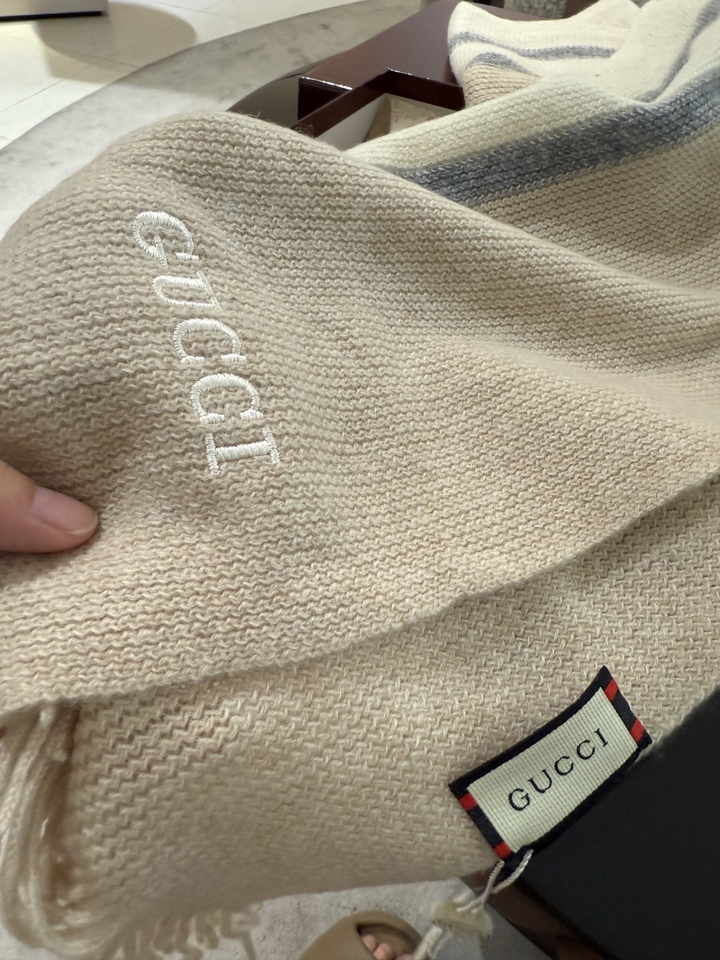 Pgucci 同步专柜，高端羊毛针织围巾！】可正式，可随意，非常Classical的男款设计。这款织法比