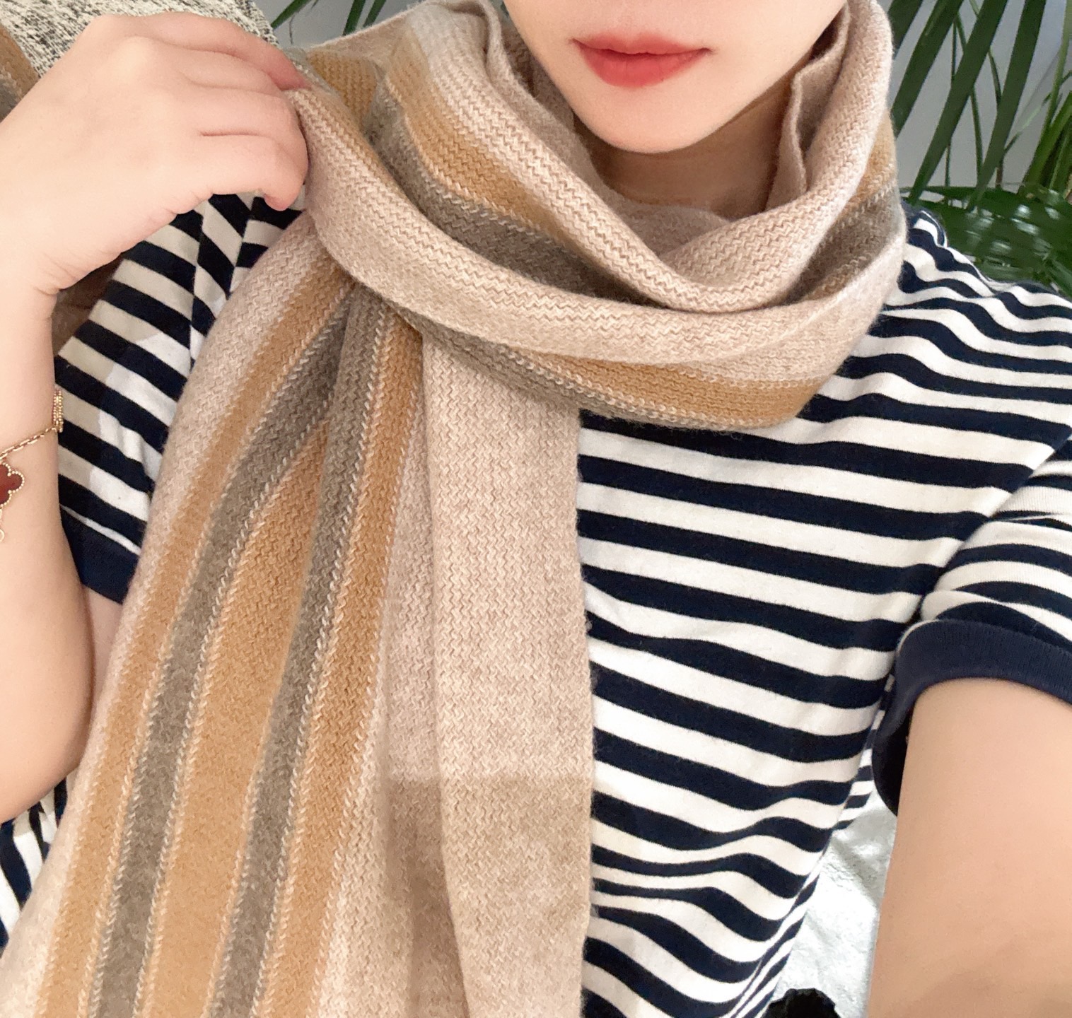 P150 Pgucci 同步专柜，高端羊毛针织围巾！】可正式，可随意，非常Classical的男款设计。这款织法比较难，又很费纱线，工艺难度非常大！！！这样的男款围巾，绝对是一条审美不过时的单品！随便围都会好看的羊绒围巾，版型真是一绝！！太实用百搭了，其实没有多余的设计，怎么围都好看！有垂坠感，温暖且非常显瘦！搭配正装或者搭配休闲装都很合适~对折挂围或者绕圈围都完全可以，有温度的风度‼️32✖️180