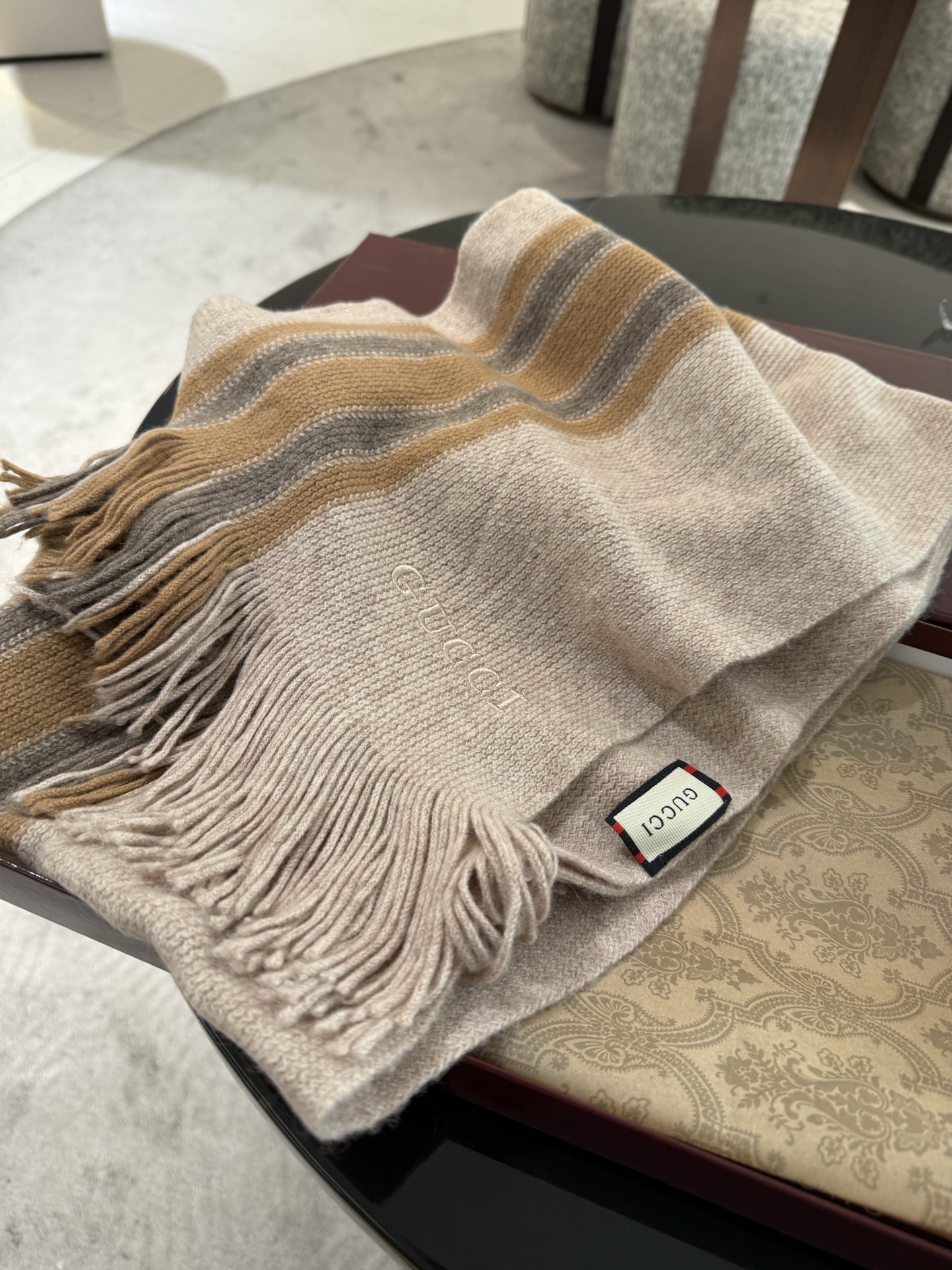 Pgucci 同步专柜，高端羊毛针织围巾！】可正式，可随意，非常Classical的男款设计。这款织法比