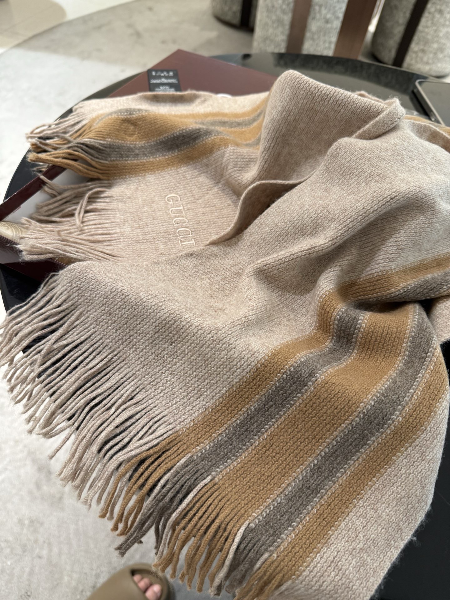 Pgucci 同步专柜，高端羊毛针织围巾！】可正式，可随意，非常Classical的男款设计。这款织法比