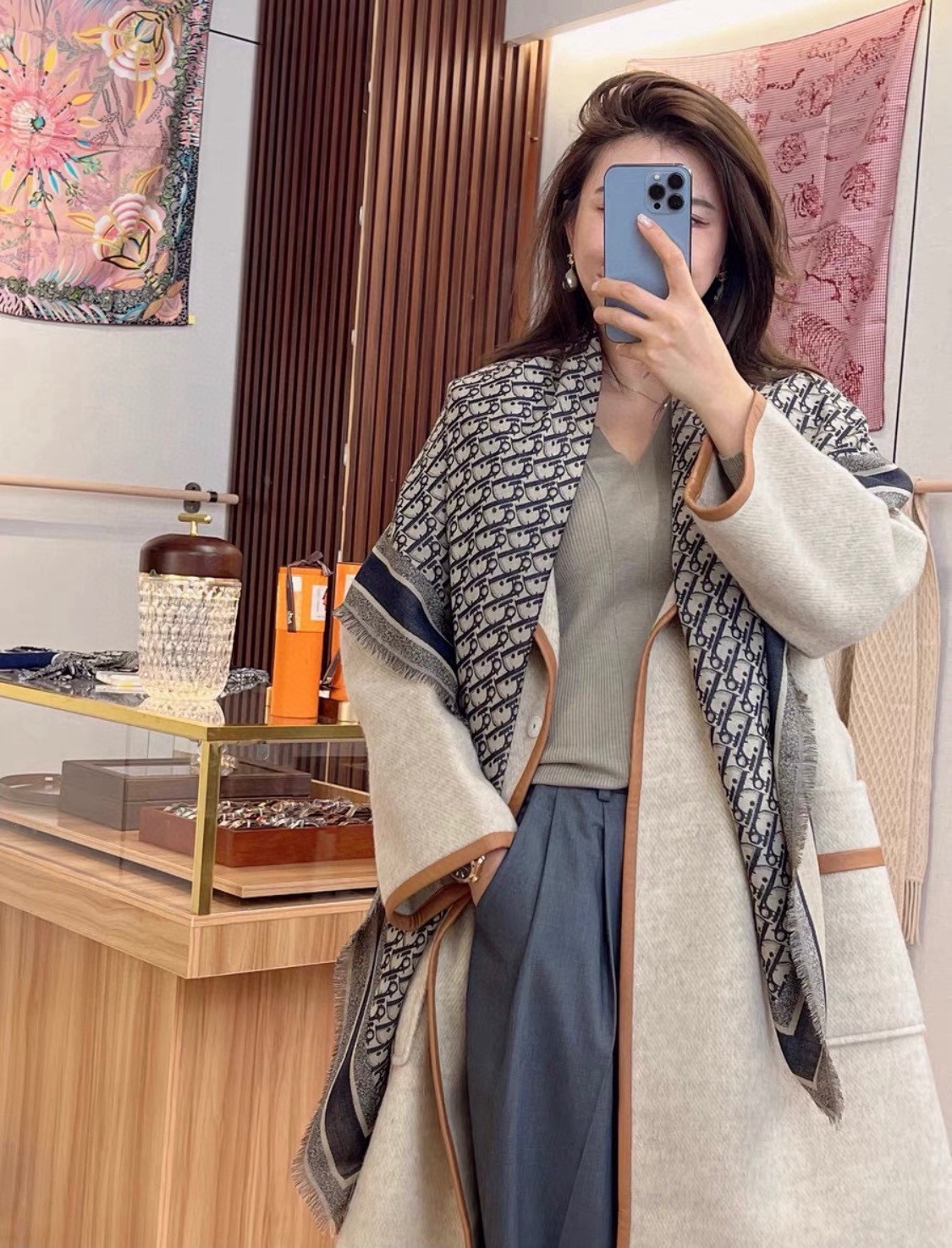 P方巾】Dior披肩❤️经典字母👍搭配丝毛混纺的华美质感，与成衣和配饰系列单品搭配相宜。尺寸：140 x