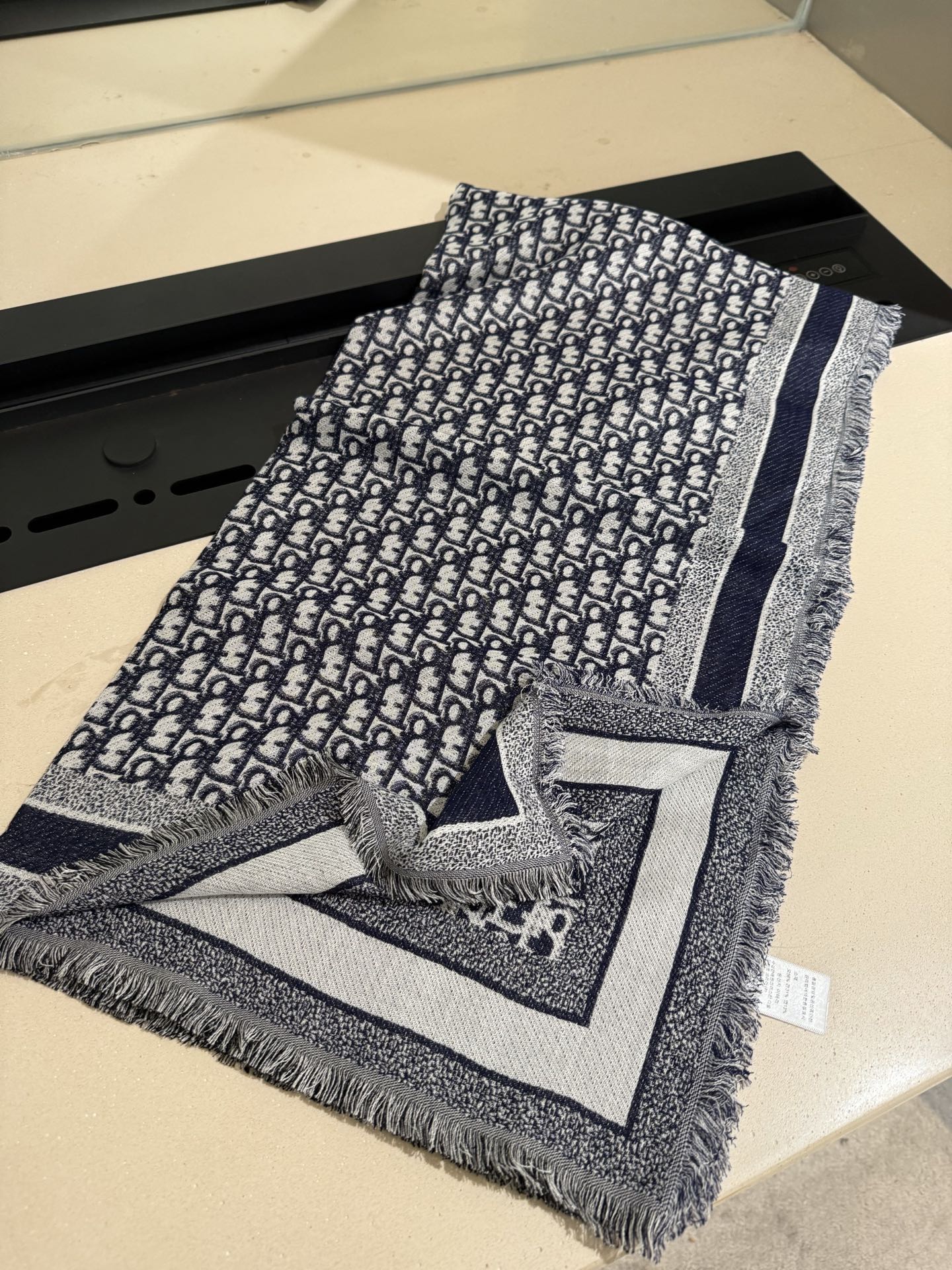 P方巾】Dior披肩❤️经典字母👍搭配丝毛混纺的华美质感，与成衣和配饰系列单品搭配相宜。尺寸：140 x