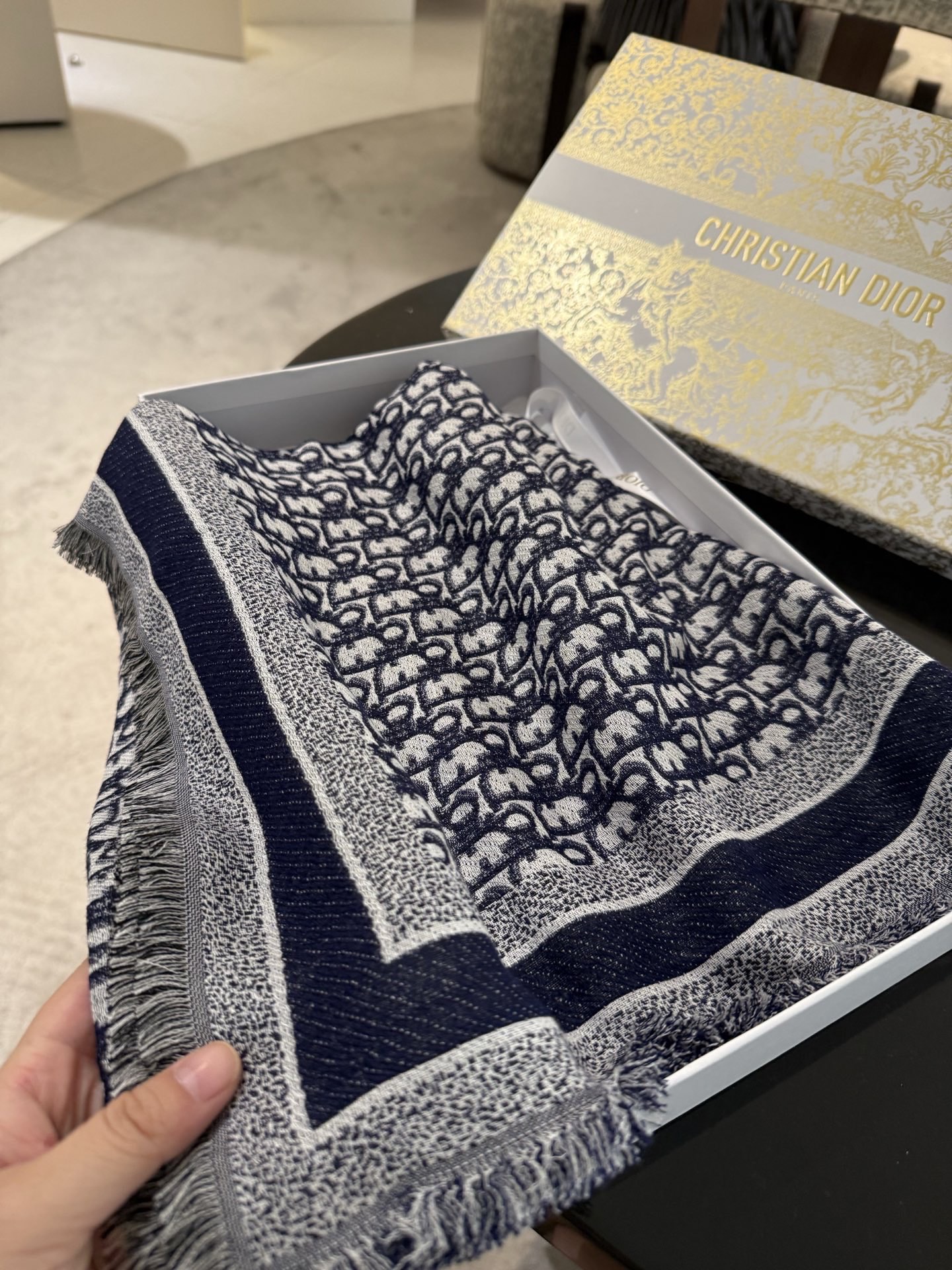 P方巾】Dior披肩❤️经典字母👍搭配丝毛混纺的华美质感，与成衣和配饰系列单品搭配相宜。尺寸：140 x