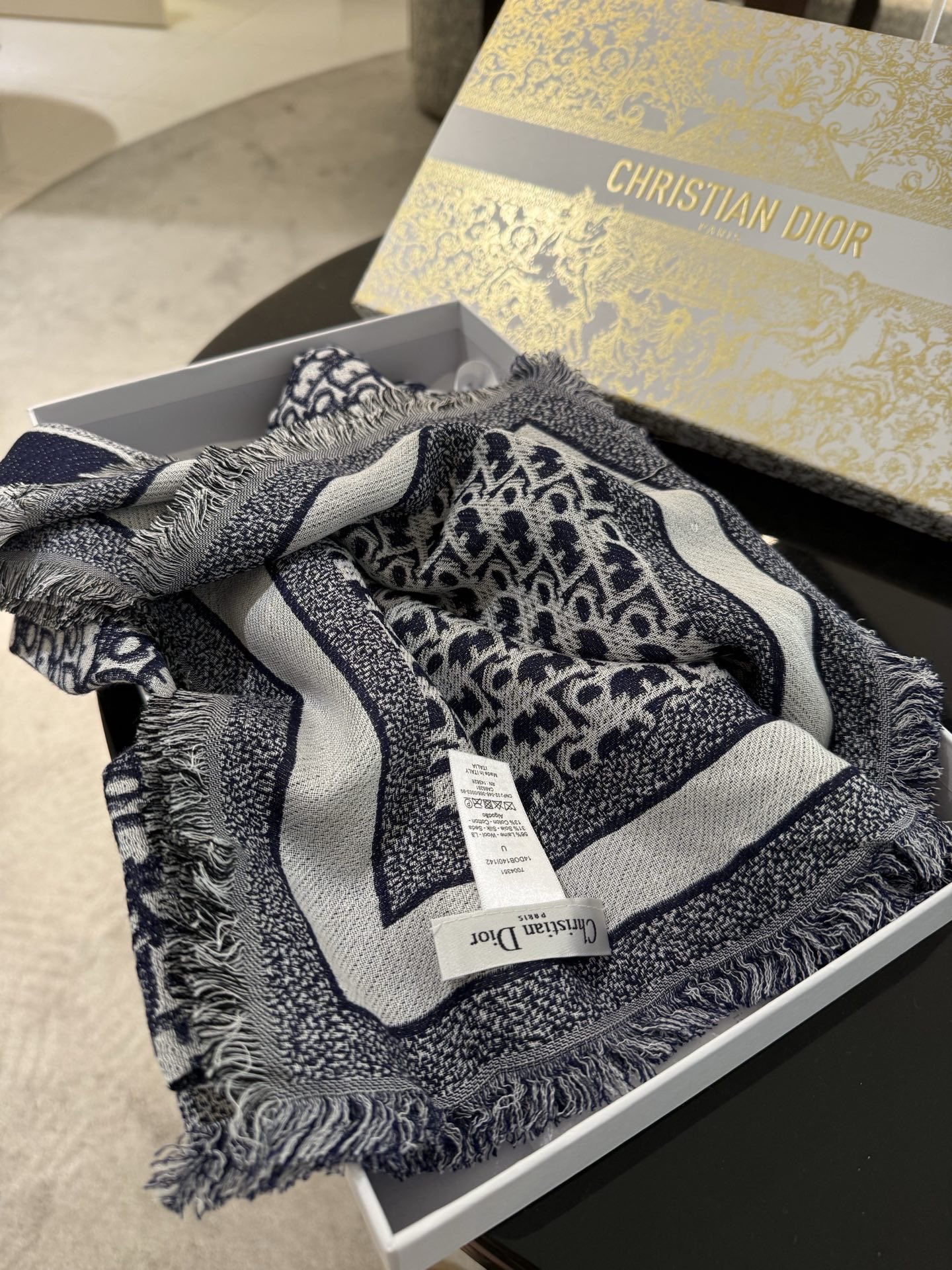 P方巾】Dior披肩❤️经典字母👍搭配丝毛混纺的华美质感，与成衣和配饰系列单品搭配相宜。尺寸：140 x