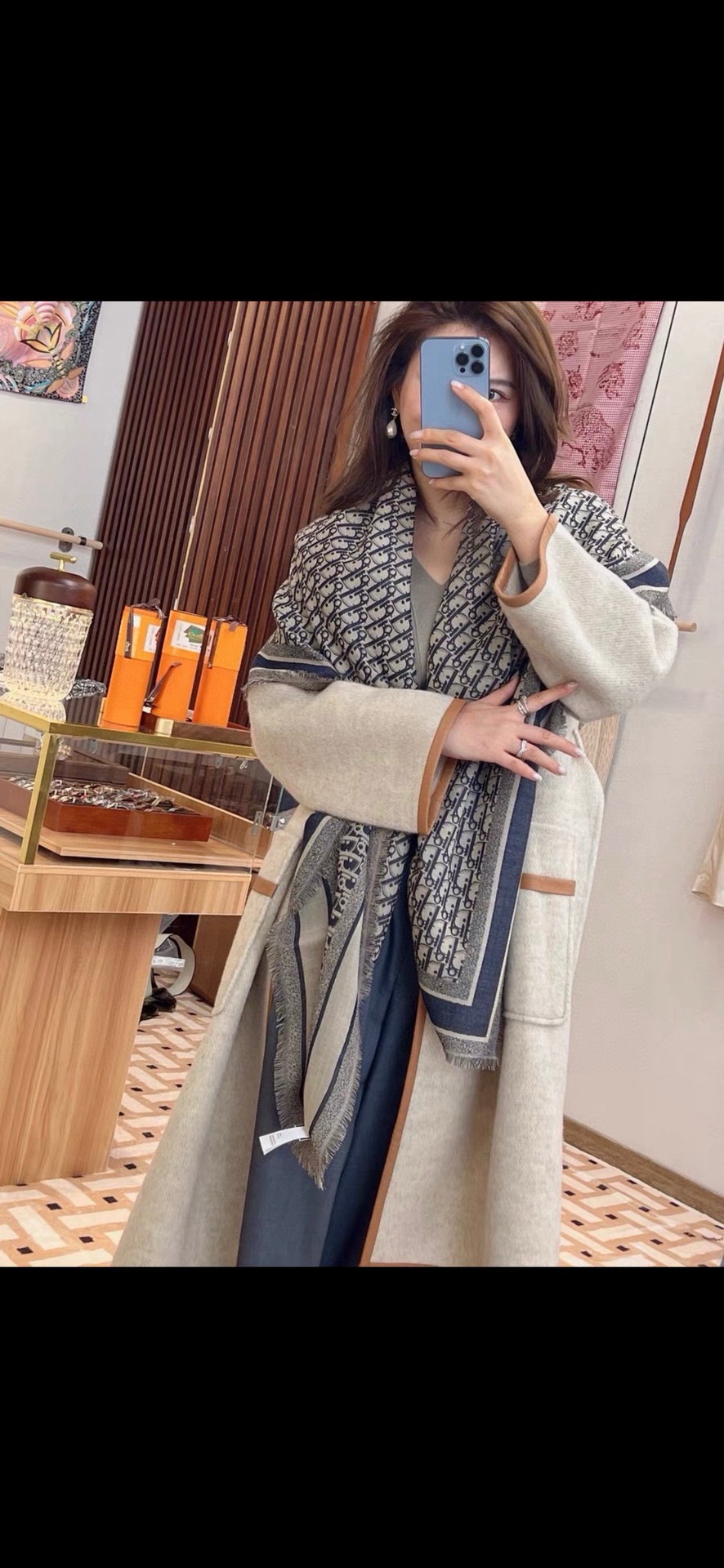 P方巾】Dior披肩❤️经典字母👍搭配丝毛混纺的华美质感，与成衣和配饰系列单品搭配相宜。尺寸：140 x