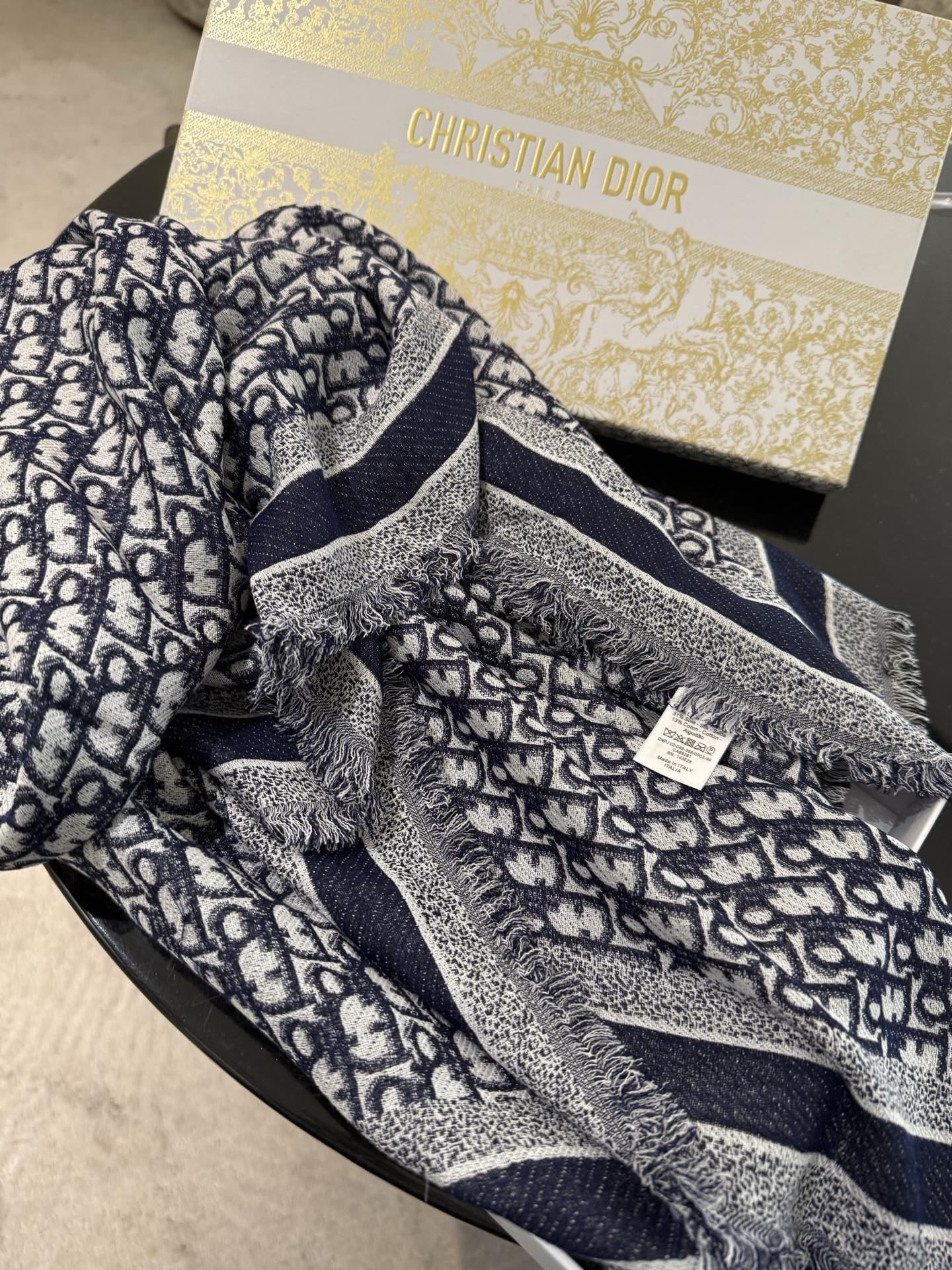 P方巾】Dior披肩❤️经典字母👍搭配丝毛混纺的华美质感，与成衣和配饰系列单品搭配相宜。尺寸：140 x