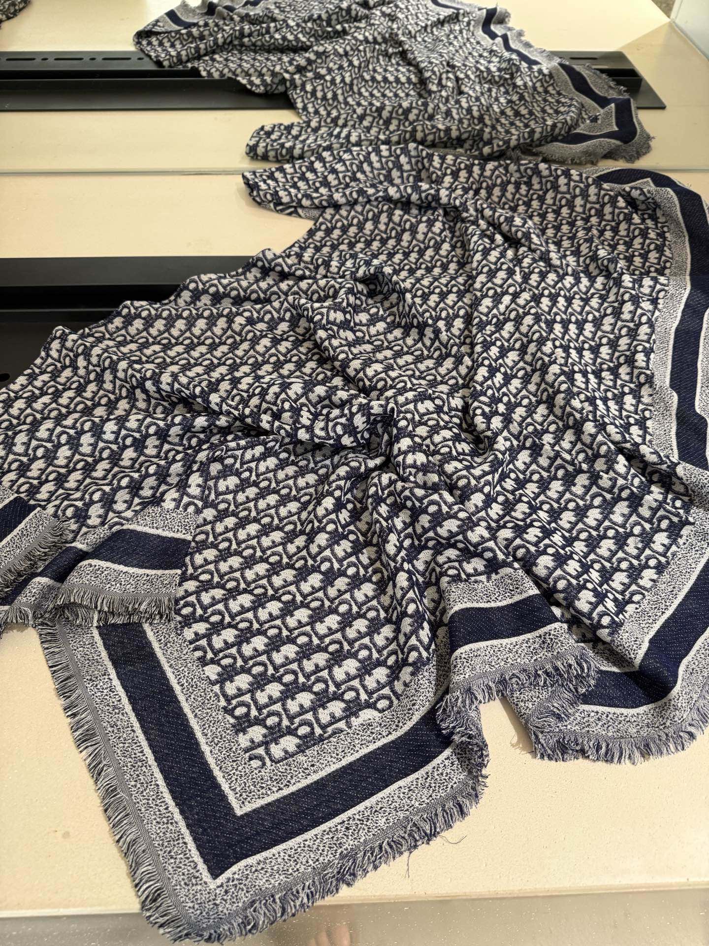 P方巾】Dior披肩❤️经典字母👍搭配丝毛混纺的华美质感，与成衣和配饰系列单品搭配相宜。尺寸：140 x