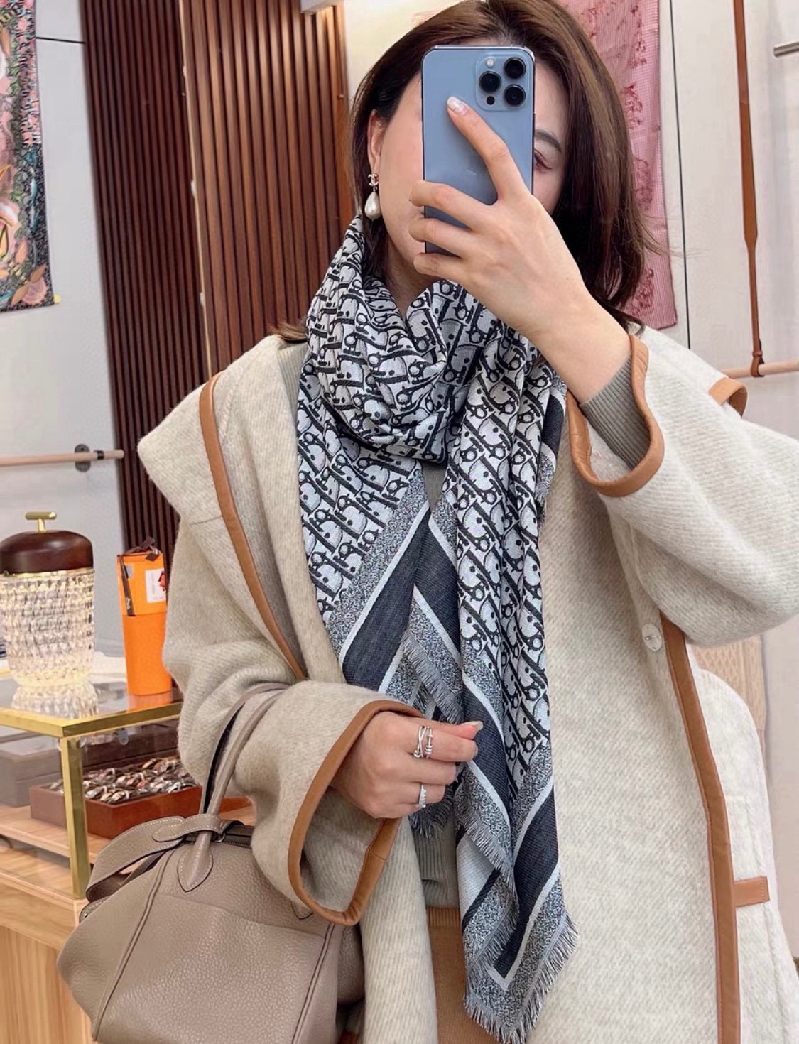 P方巾】Dior披肩❤️经典字母👍搭配丝毛混纺的华美质感，与成衣和配饰系列单品搭配相宜。尺寸：140 x