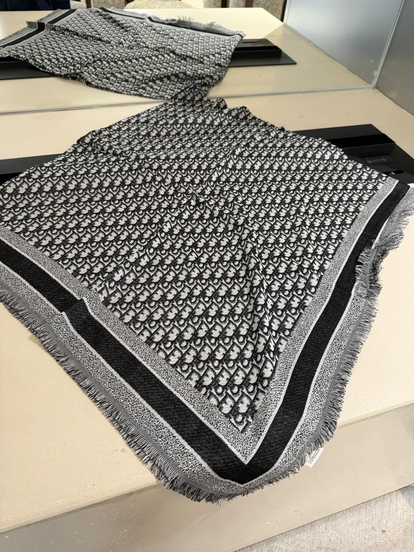 P方巾】Dior披肩❤️经典字母👍搭配丝毛混纺的华美质感，与成衣和配饰系列单品搭配相宜。尺寸：140 x