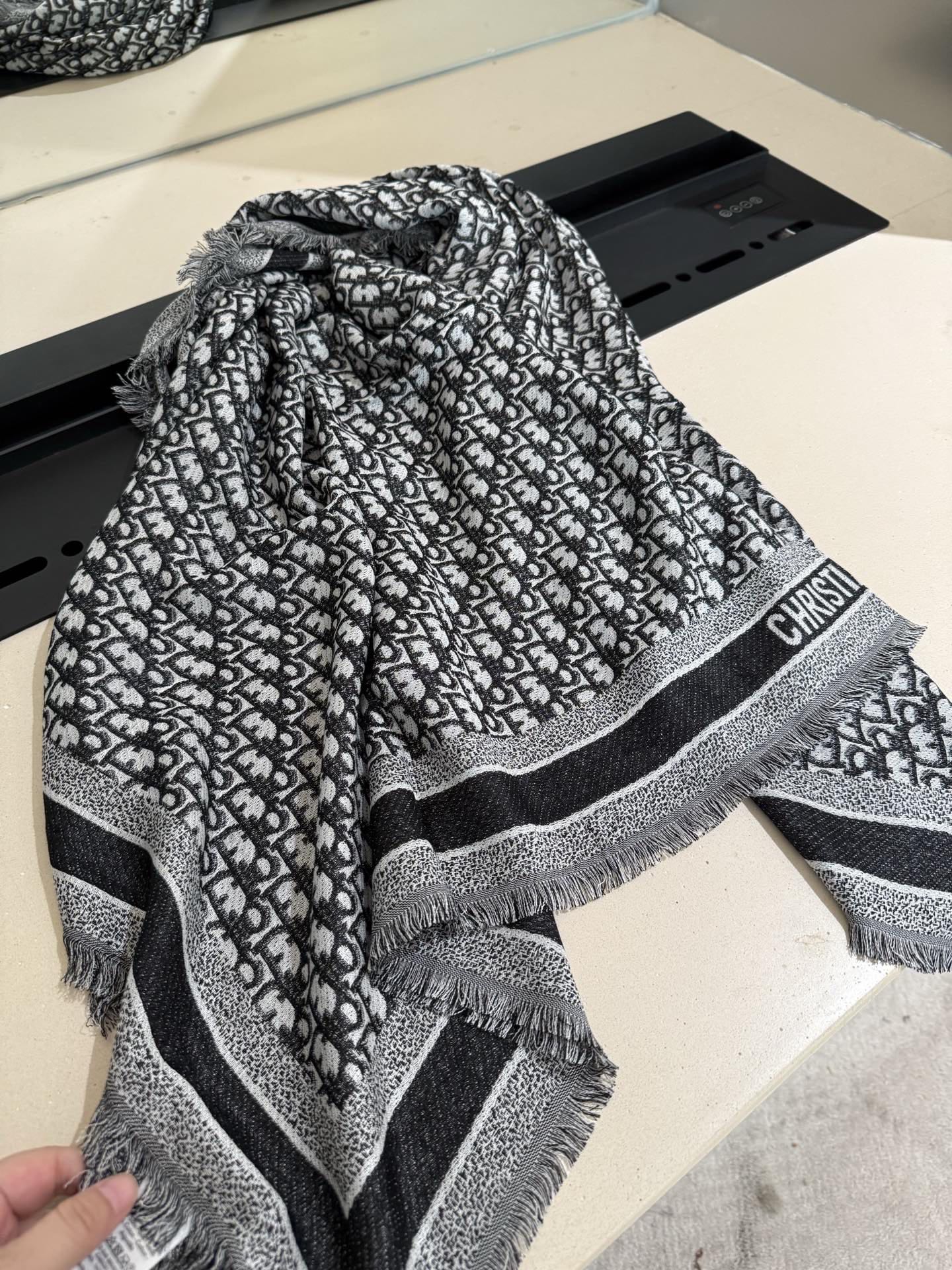 P方巾】Dior披肩❤️经典字母👍搭配丝毛混纺的华美质感，与成衣和配饰系列单品搭配相宜。尺寸：140 x