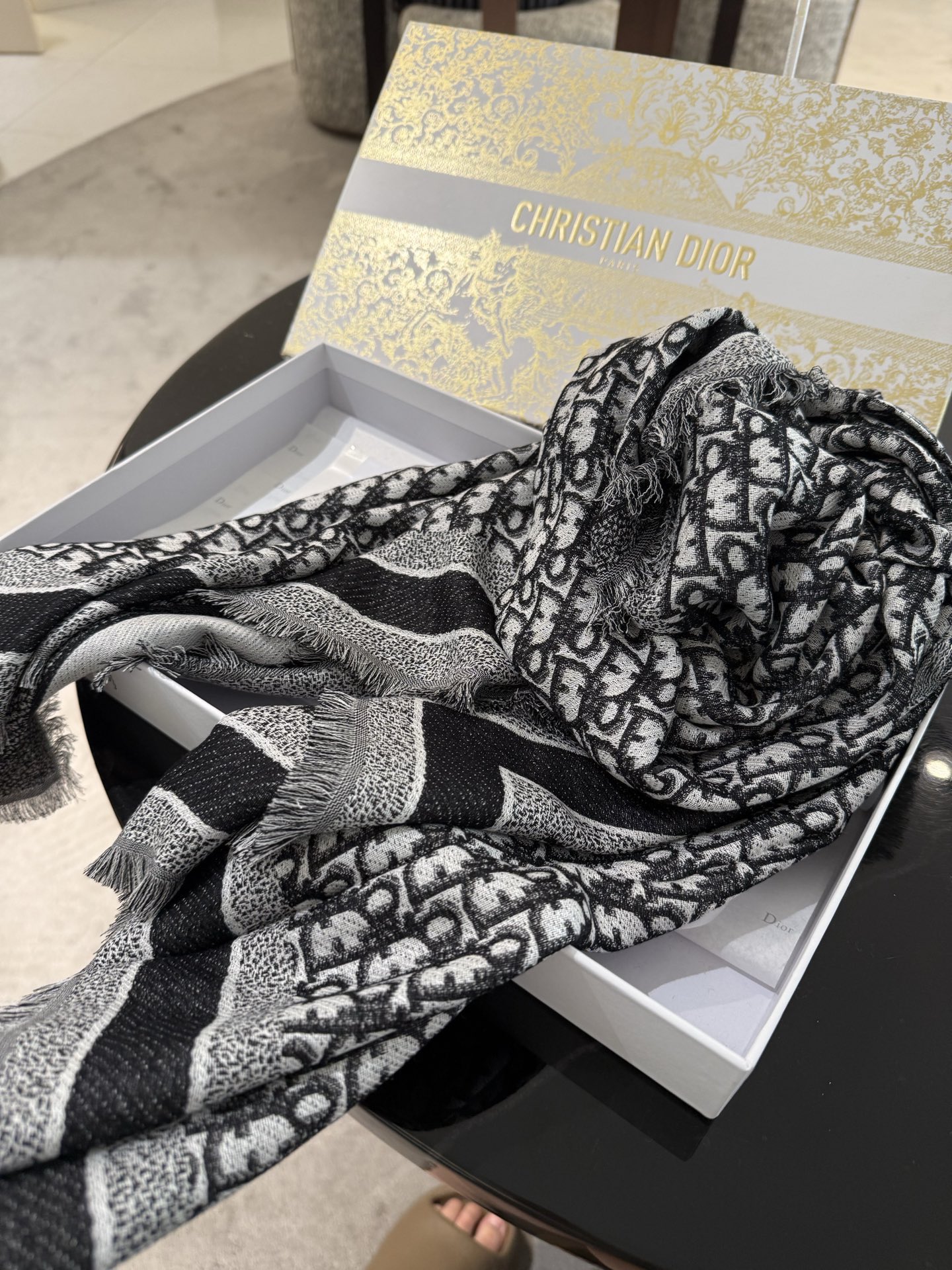P方巾】Dior披肩❤️经典字母👍搭配丝毛混纺的华美质感，与成衣和配饰系列单品搭配相宜。尺寸：140 x