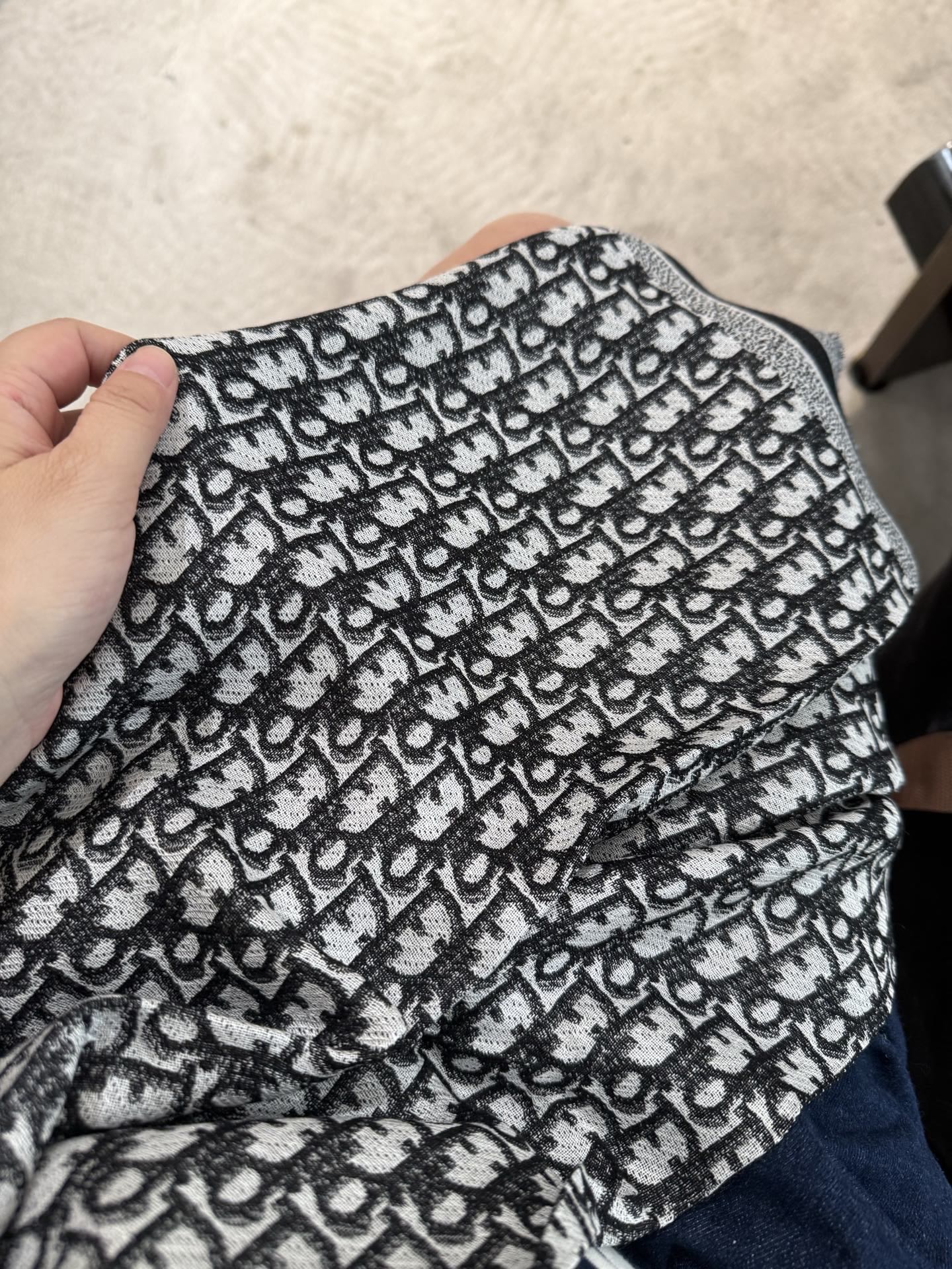 P方巾】Dior披肩❤️经典字母👍搭配丝毛混纺的华美质感，与成衣和配饰系列单品搭配相宜。尺寸：140 x