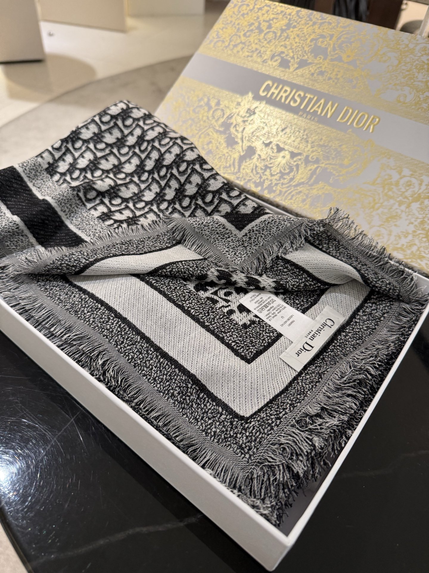 P方巾】Dior披肩❤️经典字母👍搭配丝毛混纺的华美质感，与成衣和配饰系列单品搭配相宜。尺寸：140 x