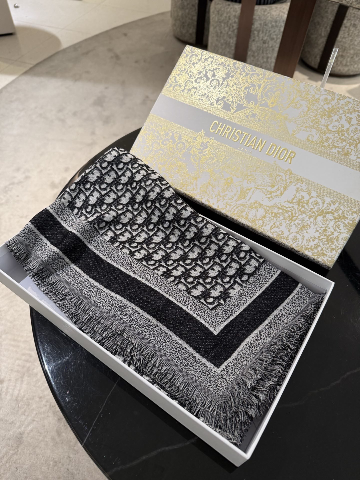 P方巾】Dior披肩❤️经典字母👍搭配丝毛混纺的华美质感，与成衣和配饰系列单品搭配相宜。尺寸：140 x