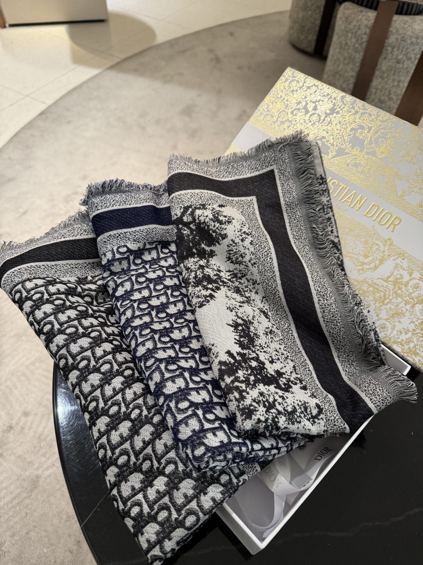 P方巾】Dior披肩❤️经典字母👍搭配丝毛混纺的华美质感，与成衣和配饰系列单品搭配相宜。尺寸：140 x