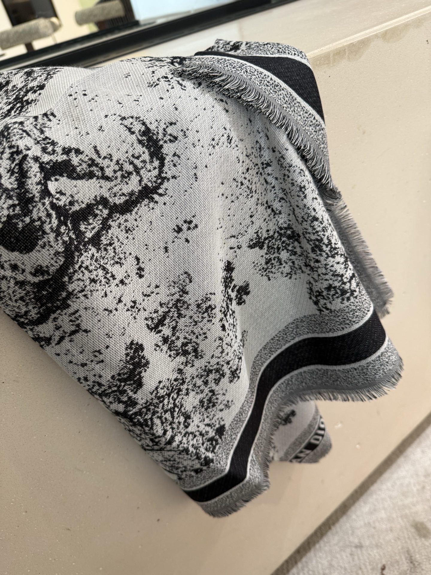 P方巾】Dior披肩❤️经典字母👍搭配丝毛混纺的华美质感，与成衣和配饰系列单品搭配相宜。尺寸：140 x