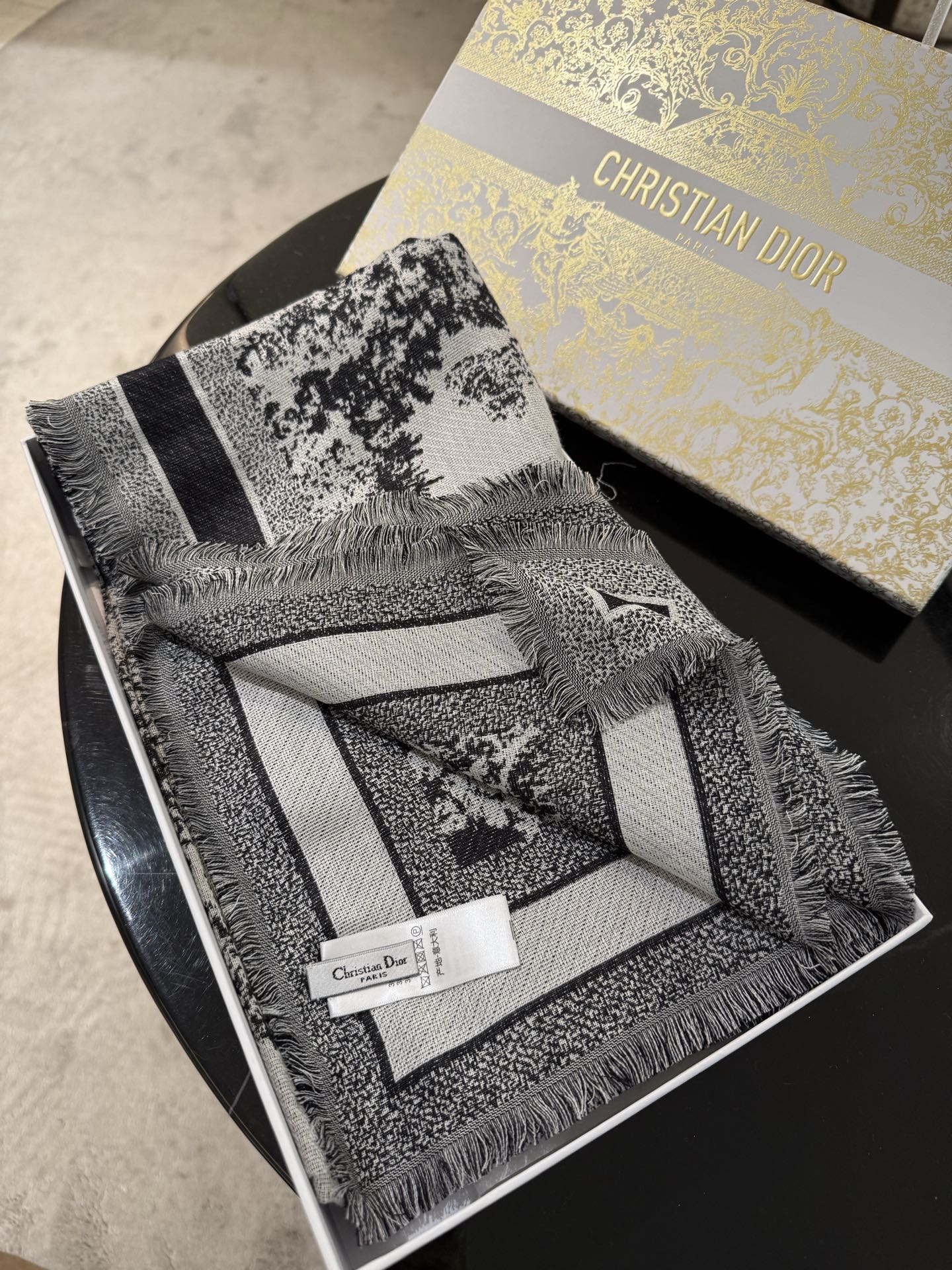 P方巾】Dior披肩❤️经典字母👍搭配丝毛混纺的华美质感，与成衣和配饰系列单品搭配相宜。尺寸：140 x