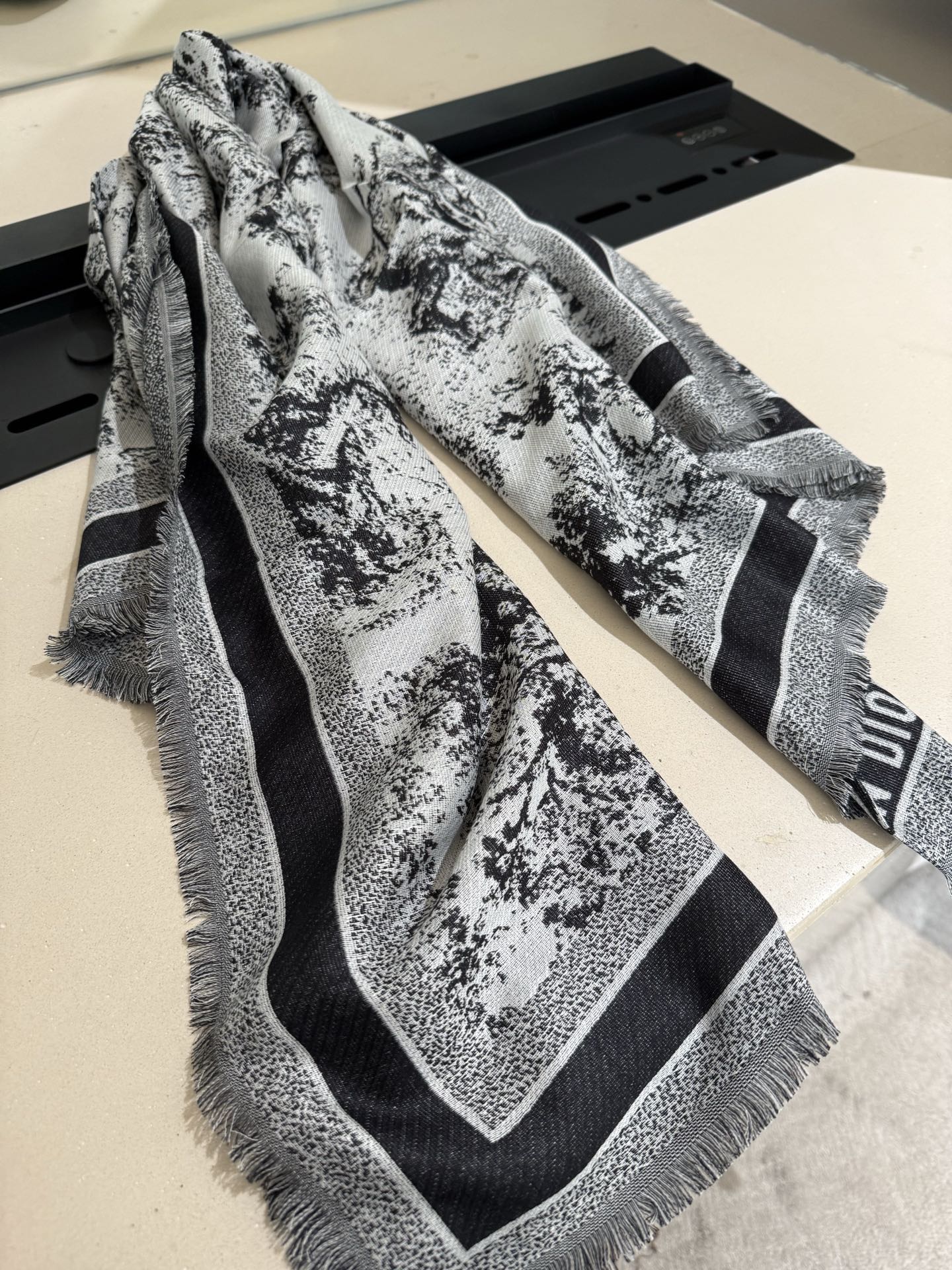 P方巾】Dior披肩❤️经典字母👍搭配丝毛混纺的华美质感，与成衣和配饰系列单品搭配相宜。尺寸：140 x