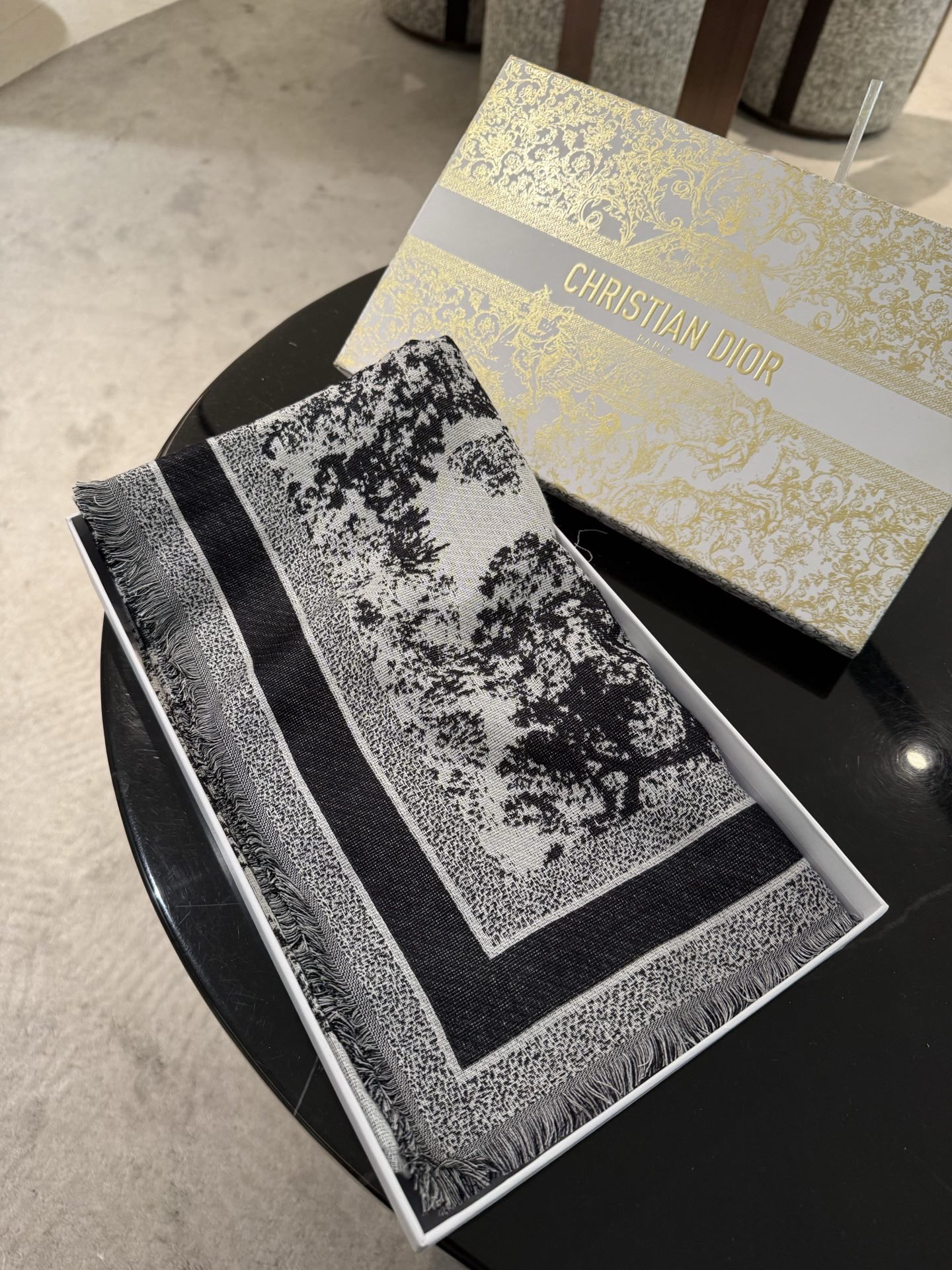 P方巾】Dior披肩❤️经典字母👍搭配丝毛混纺的华美质感，与成衣和配饰系列单品搭配相宜。尺寸：140 x