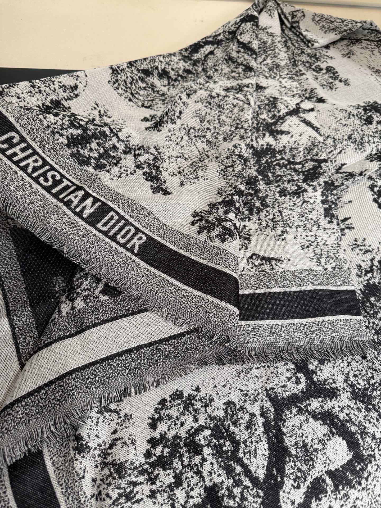 P方巾】Dior披肩❤️经典字母👍搭配丝毛混纺的华美质感，与成衣和配饰系列单品搭配相宜。尺寸：140 x