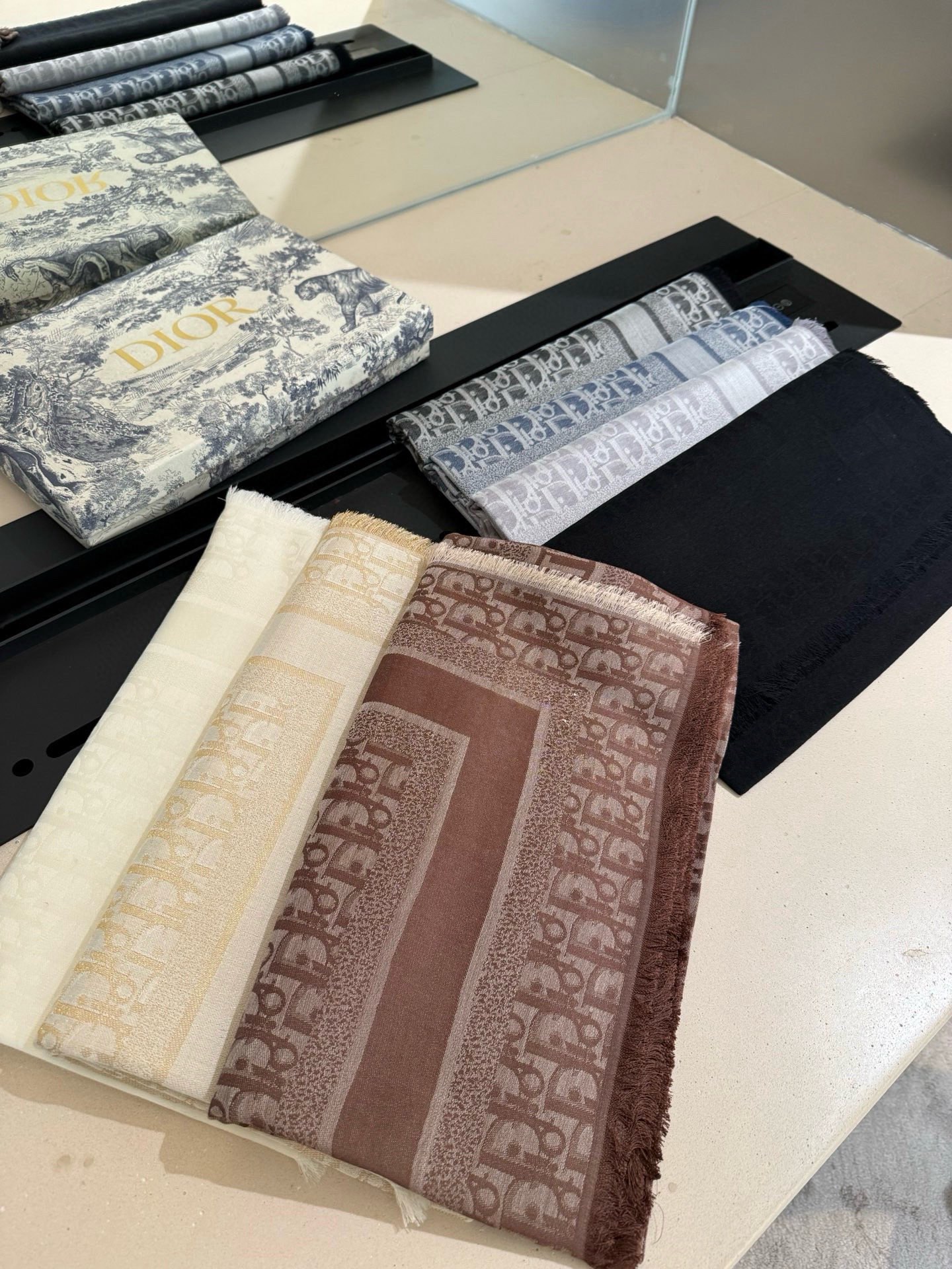 P高版本😈Dior披肩❤️经典方巾字母👍搭配丝毛混纺的华美质感，与成衣和配饰系列单品搭配相宜。尺寸：14