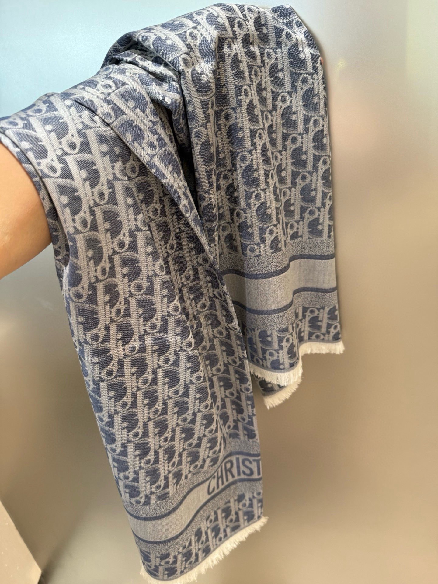 P高版本😈Dior披肩❤️经典方巾字母👍搭配丝毛混纺的华美质感，与成衣和配饰系列单品搭配相宜。尺寸：14