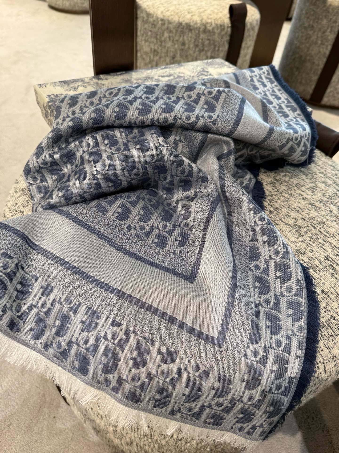 P高版本😈Dior披肩❤️经典方巾字母👍搭配丝毛混纺的华美质感，与成衣和配饰系列单品搭配相宜。尺寸：14