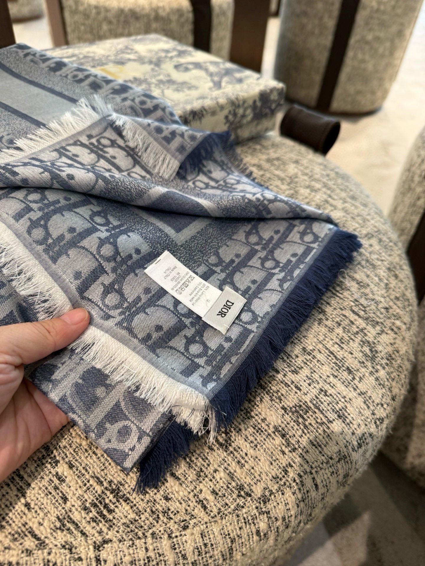 P高版本😈Dior披肩❤️经典方巾字母👍搭配丝毛混纺的华美质感，与成衣和配饰系列单品搭配相宜。尺寸：14