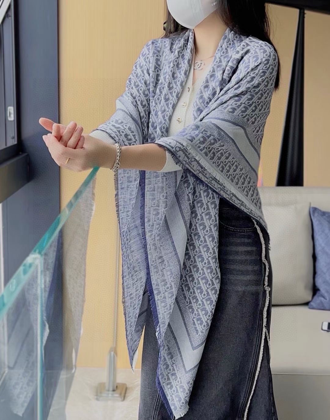 P高版本😈Dior披肩❤️经典方巾字母👍搭配丝毛混纺的华美质感，与成衣和配饰系列单品搭配相宜。尺寸：14