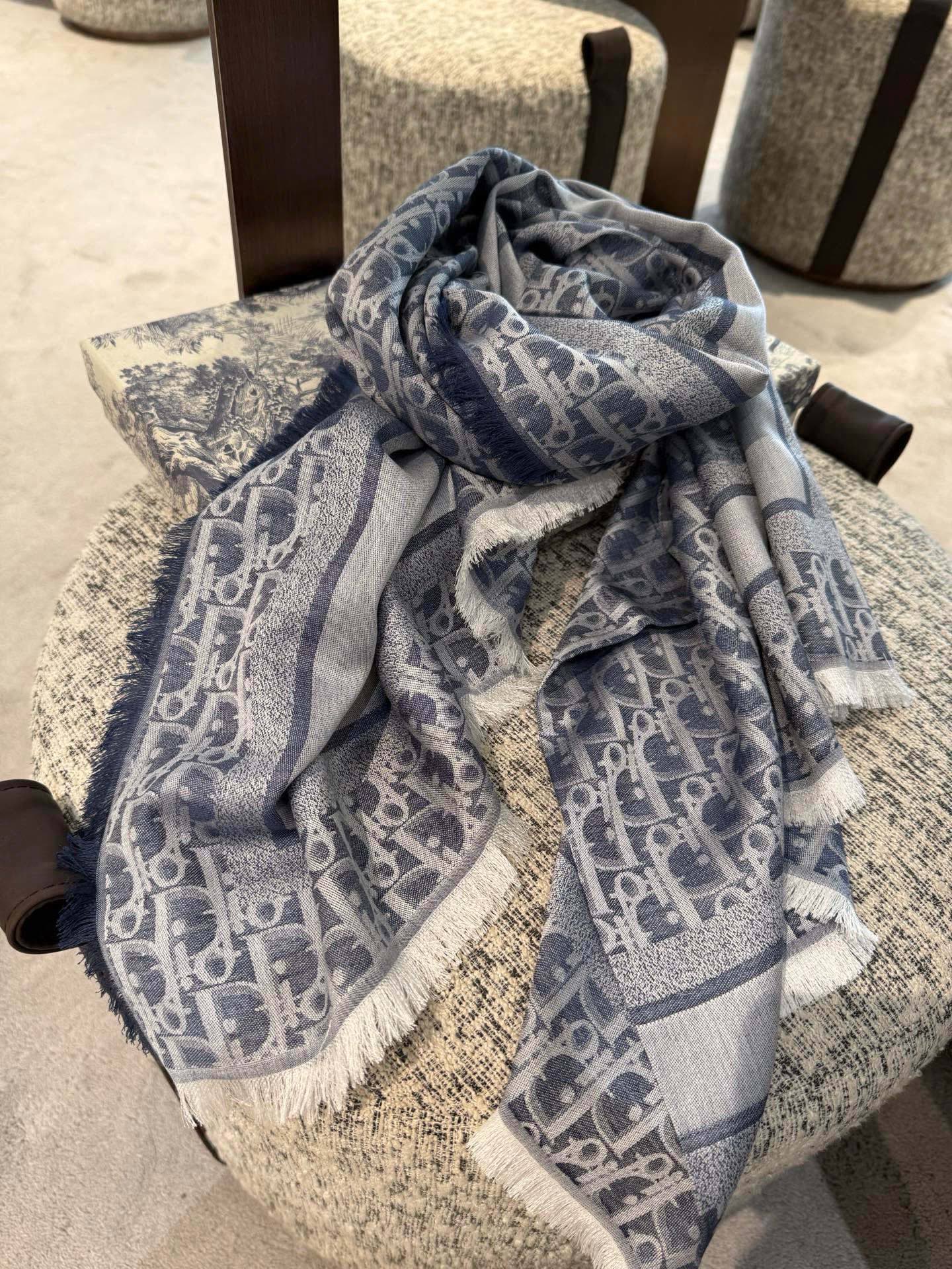 P高版本😈Dior披肩❤️经典方巾字母👍搭配丝毛混纺的华美质感，与成衣和配饰系列单品搭配相宜。尺寸：14