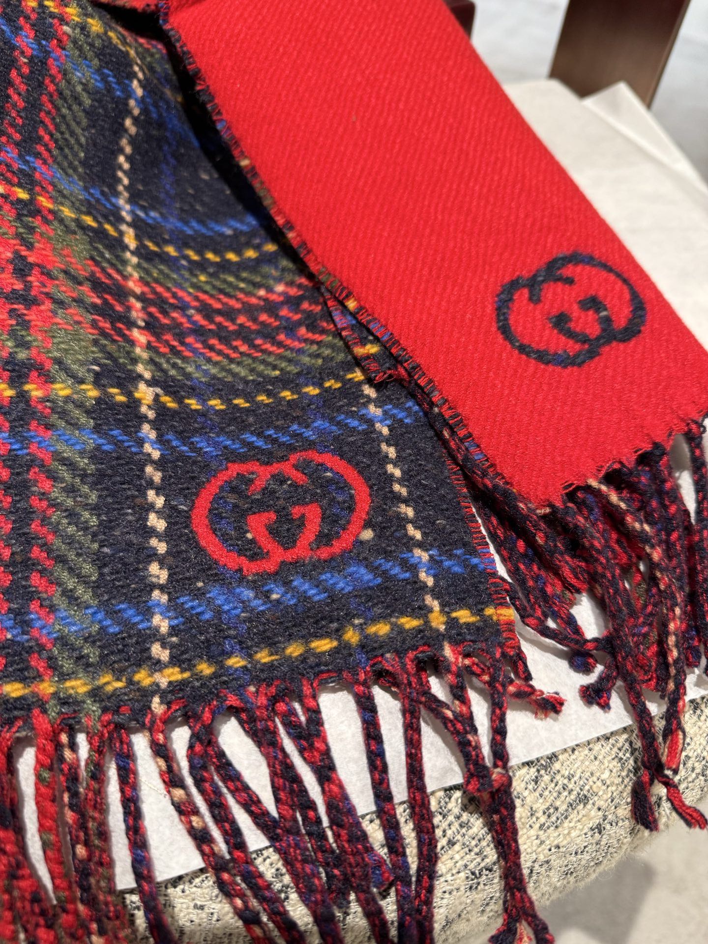 :1定制！代购级别！最新双面两用围巾，GG标识作为Gucci颇具代表性的传统精髓，始终与系列密不可分，以