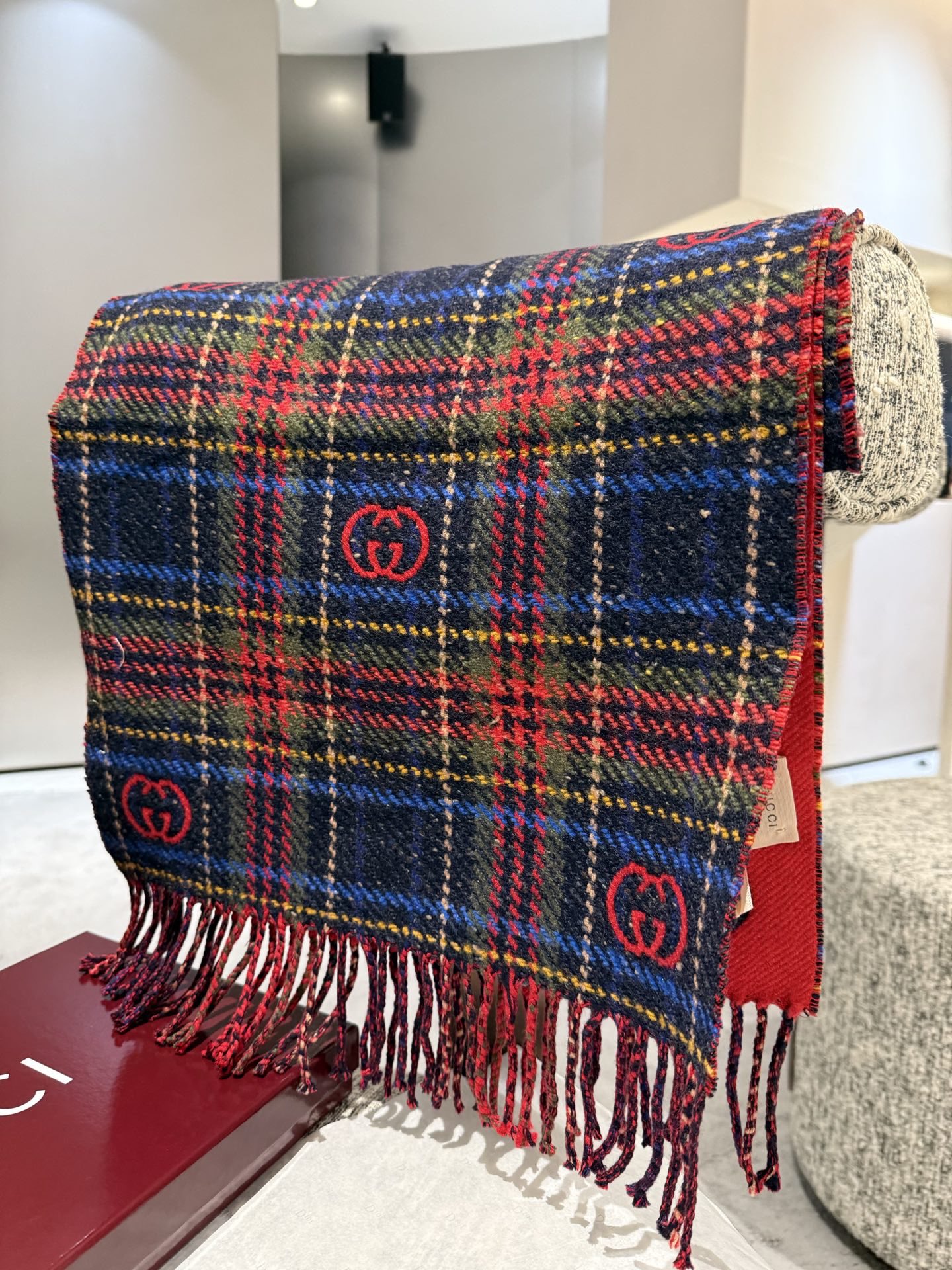 :1定制！代购级别！最新双面两用围巾，GG标识作为Gucci颇具代表性的传统精髓，始终与系列密不可分，以