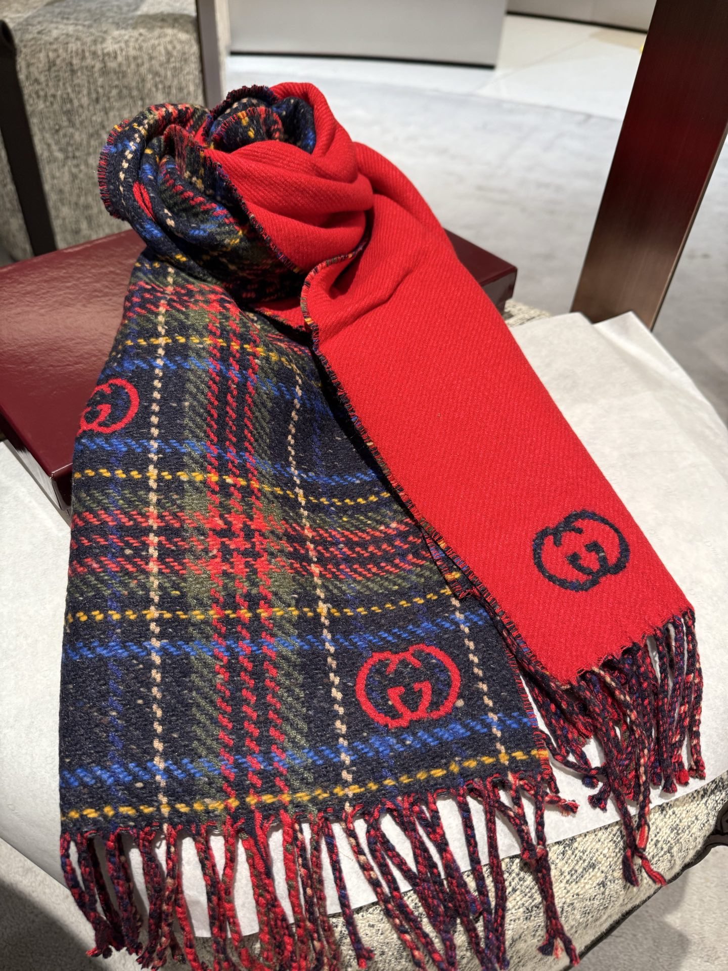 :1定制！代购级别！最新双面两用围巾，GG标识作为Gucci颇具代表性的传统精髓，始终与系列密不可分，以