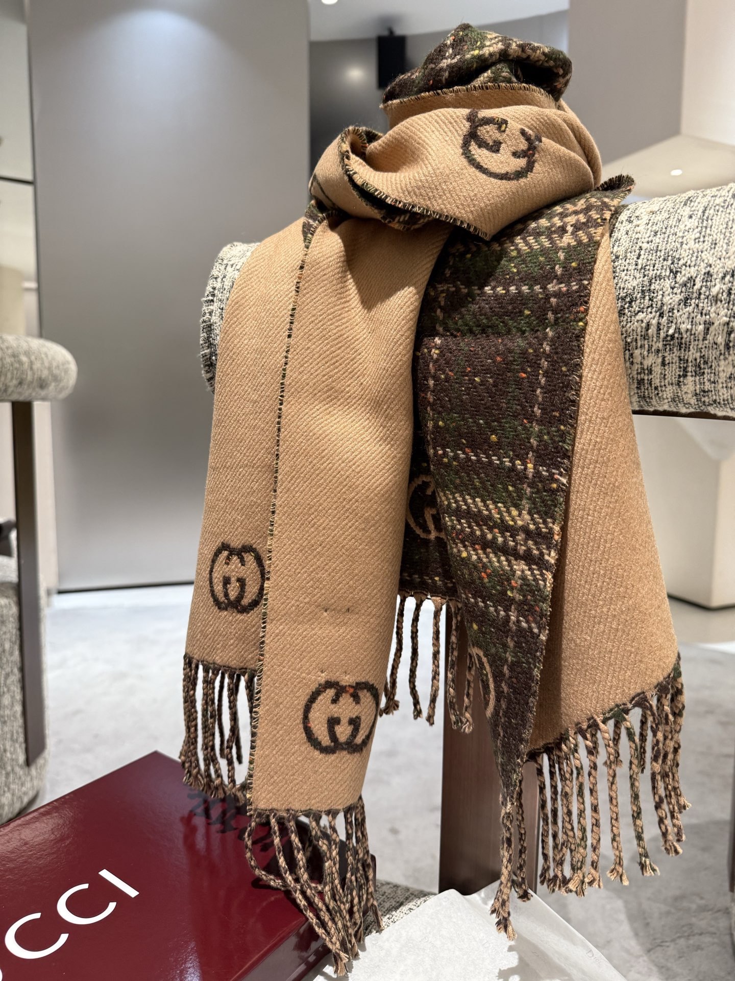 :1定制！代购级别！最新双面两用围巾，GG标识作为Gucci颇具代表性的传统精髓，始终与系列密不可分，以