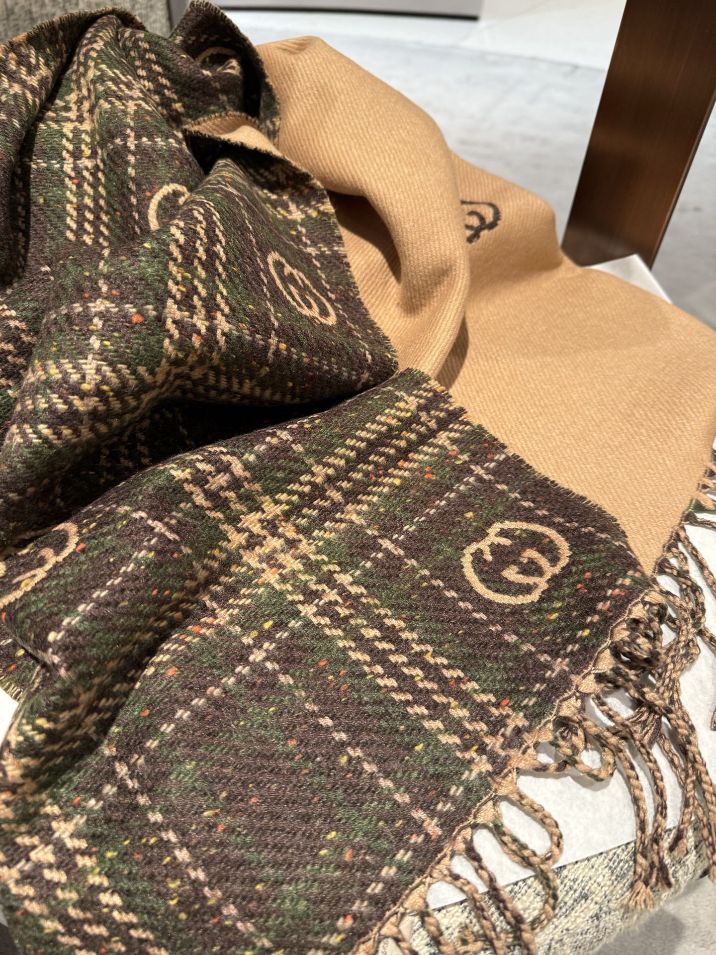 :1定制！代购级别！最新双面两用围巾，GG标识作为Gucci颇具代表性的传统精髓，始终与系列密不可分，以