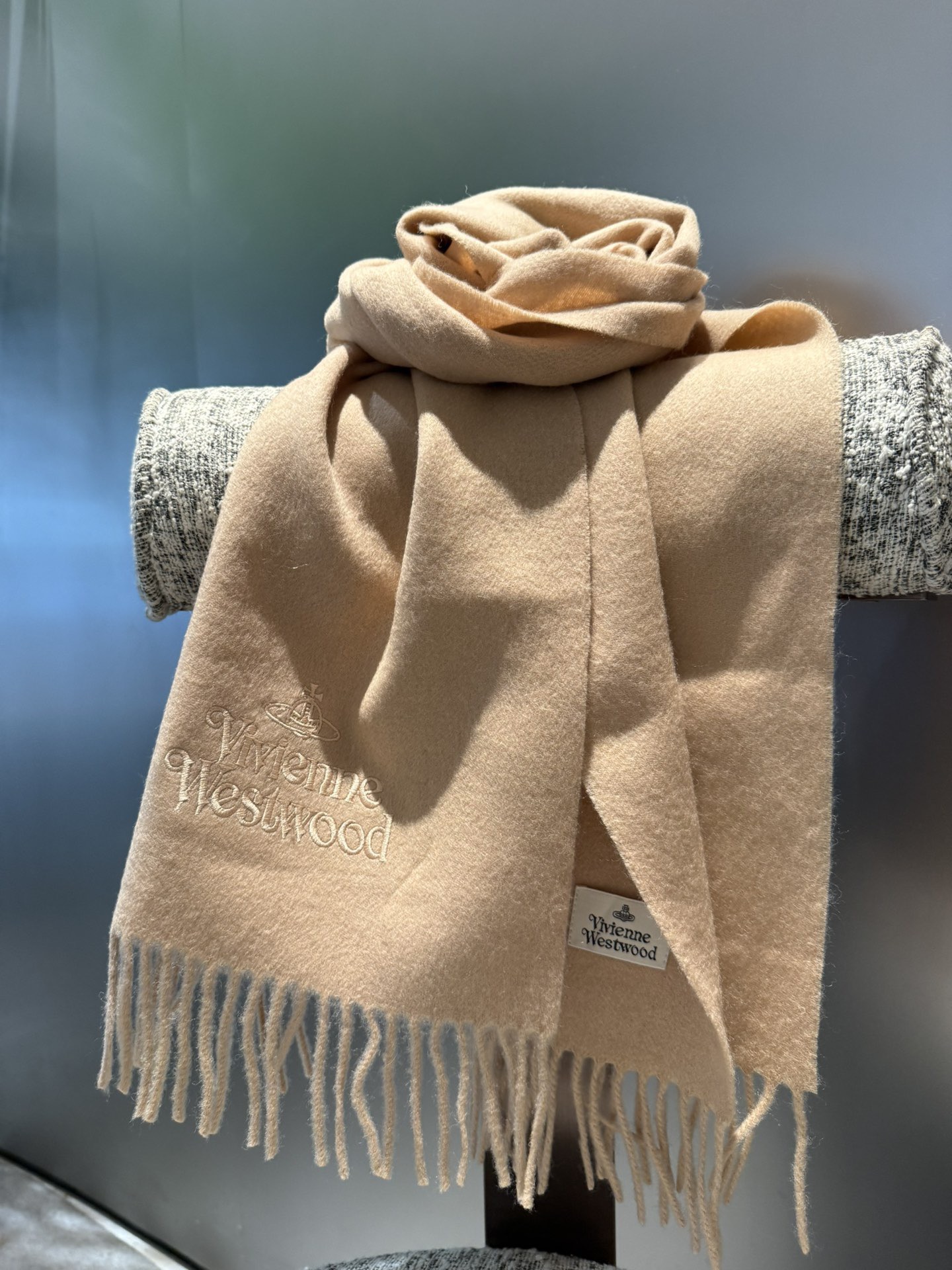 P小红书爆款“Vivienne Westwood”薇薇安西太后羊绒羊毛围巾❗ 西太后 英国时装设计师，时