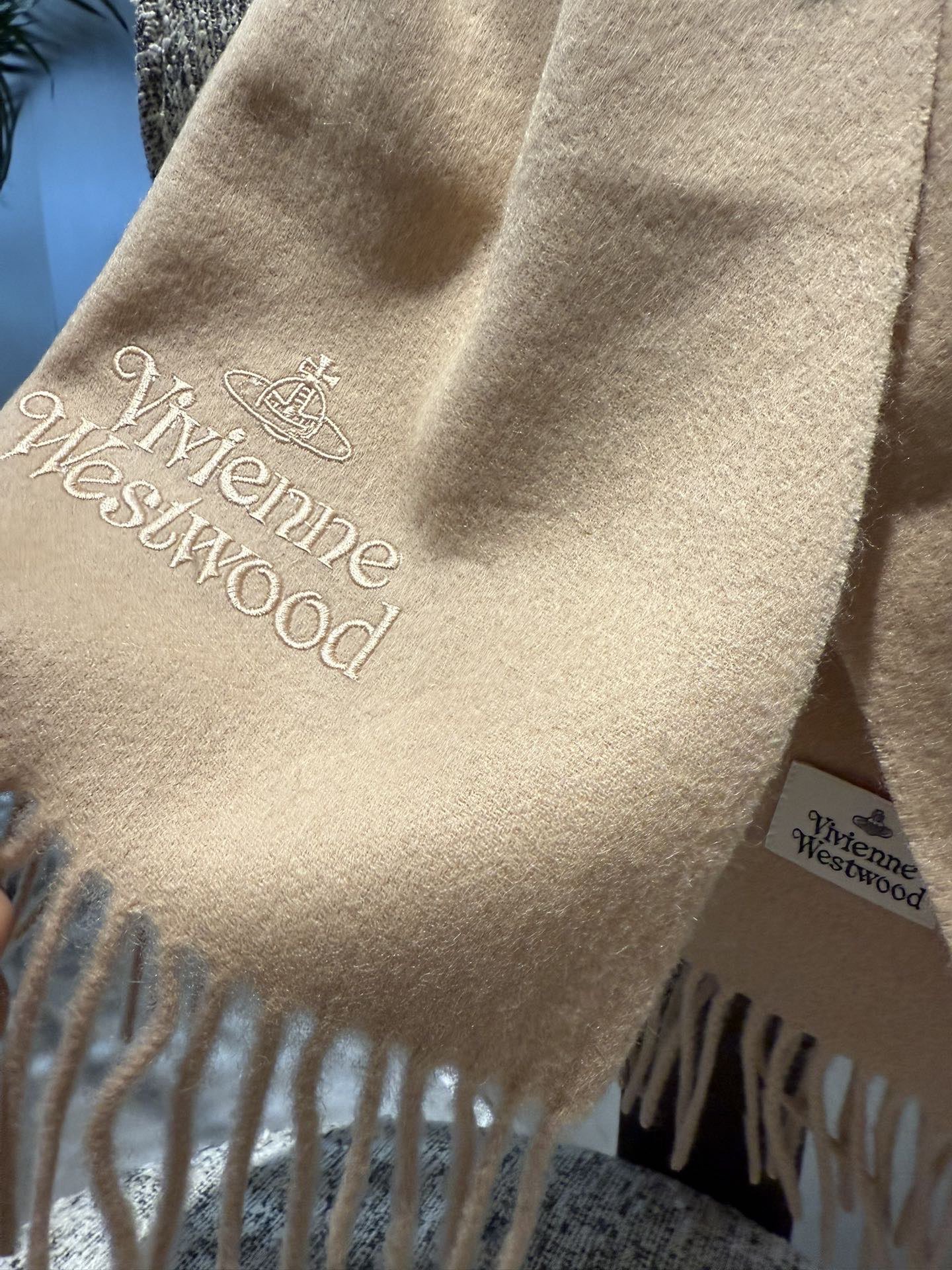 P小红书爆款“Vivienne Westwood”薇薇安西太后羊绒羊毛围巾❗ 西太后 英国时装设计师，时